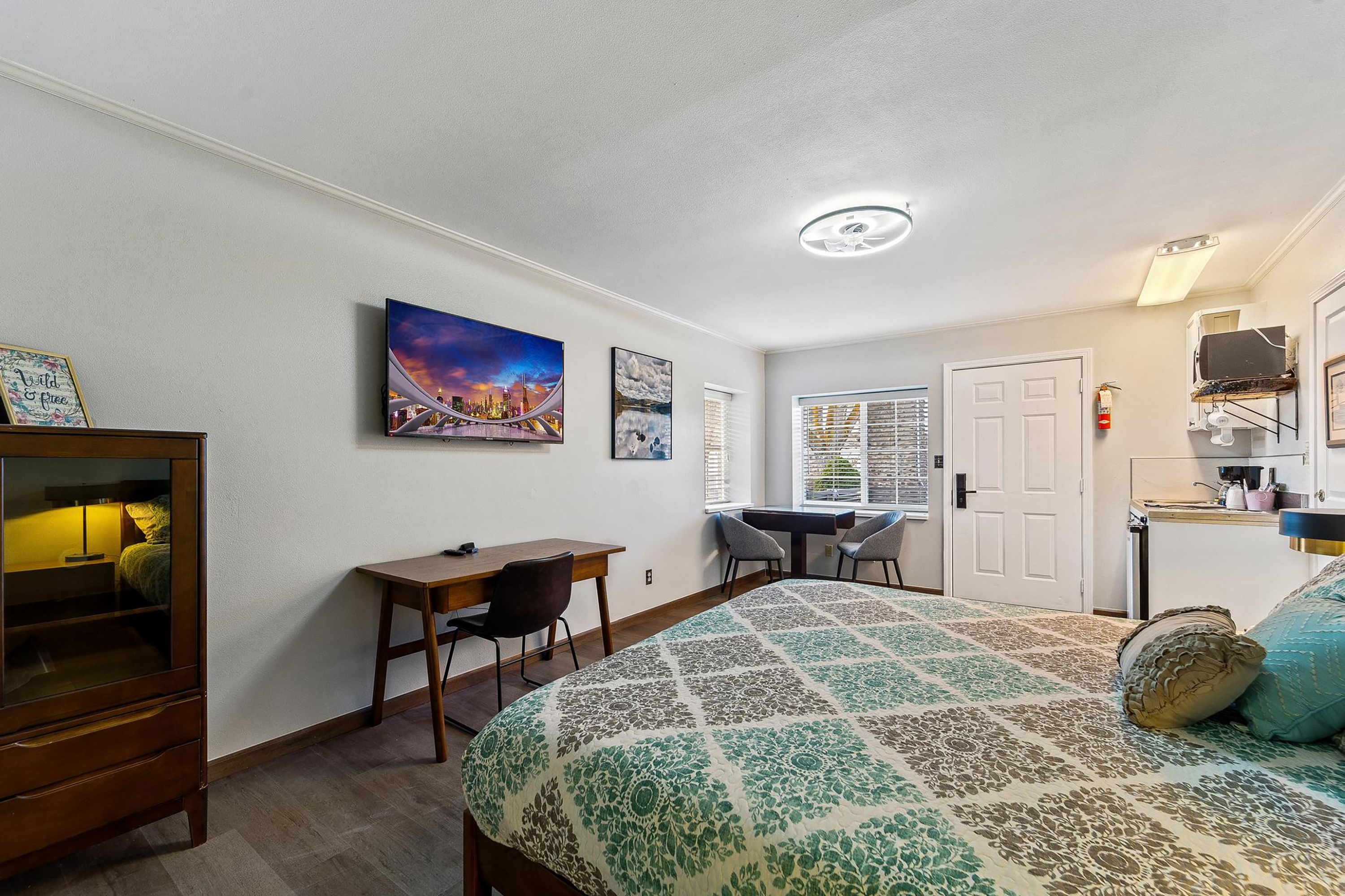 Guest room at the Soap Lake Resort, a Dazzler Select by Wyndham in Soap Lake, Washington