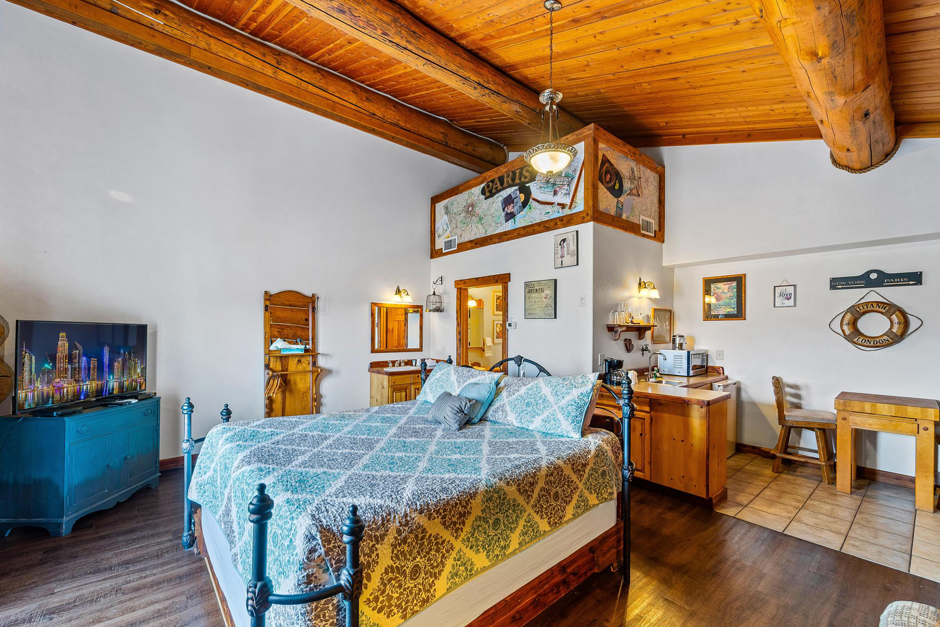 Guest room at the Soap Lake Resort, a Dazzler Select by Wyndham in Soap Lake, Washington
