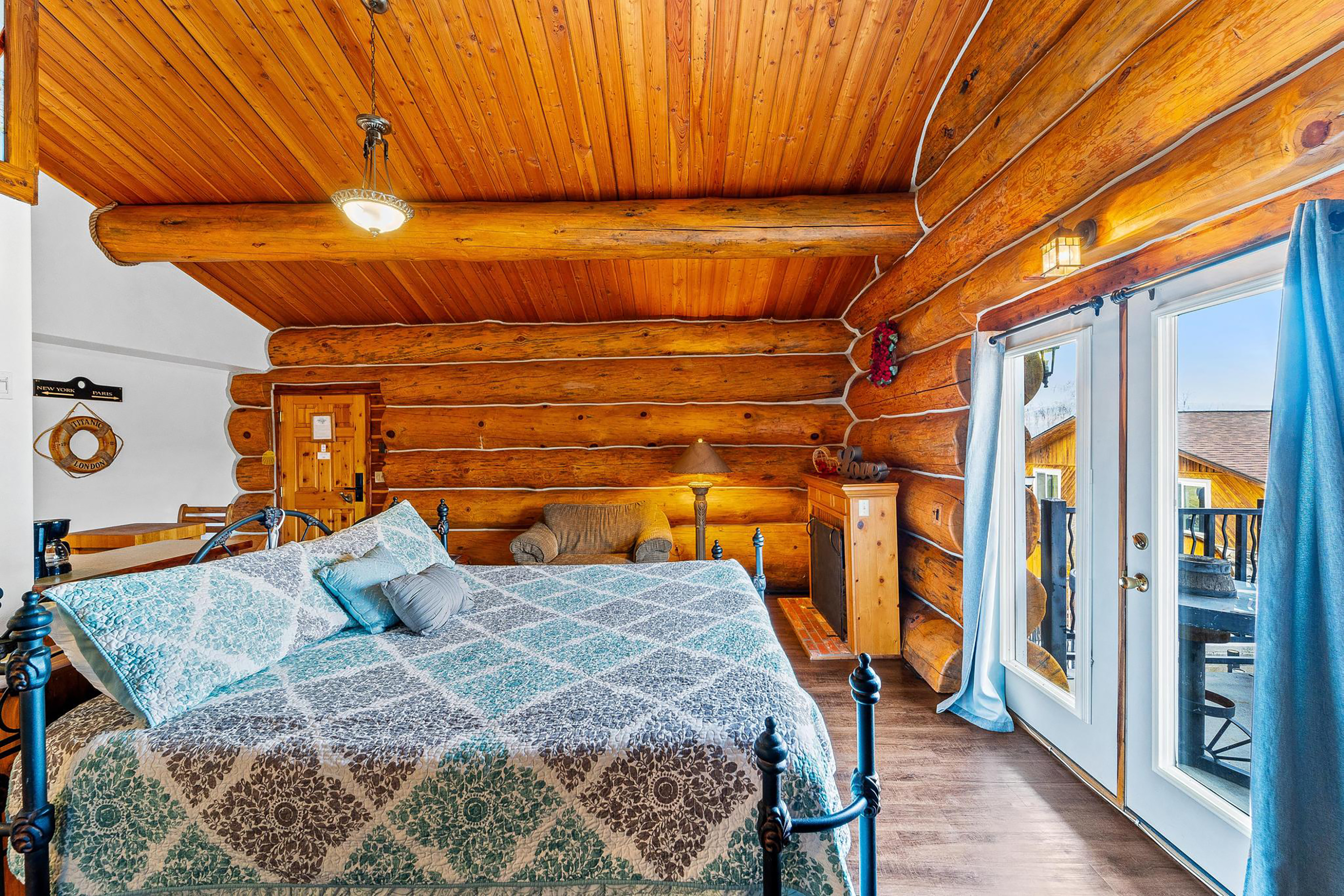 Guest room at the Soap Lake Resort, a Dazzler Select by Wyndham in Soap Lake, Washington