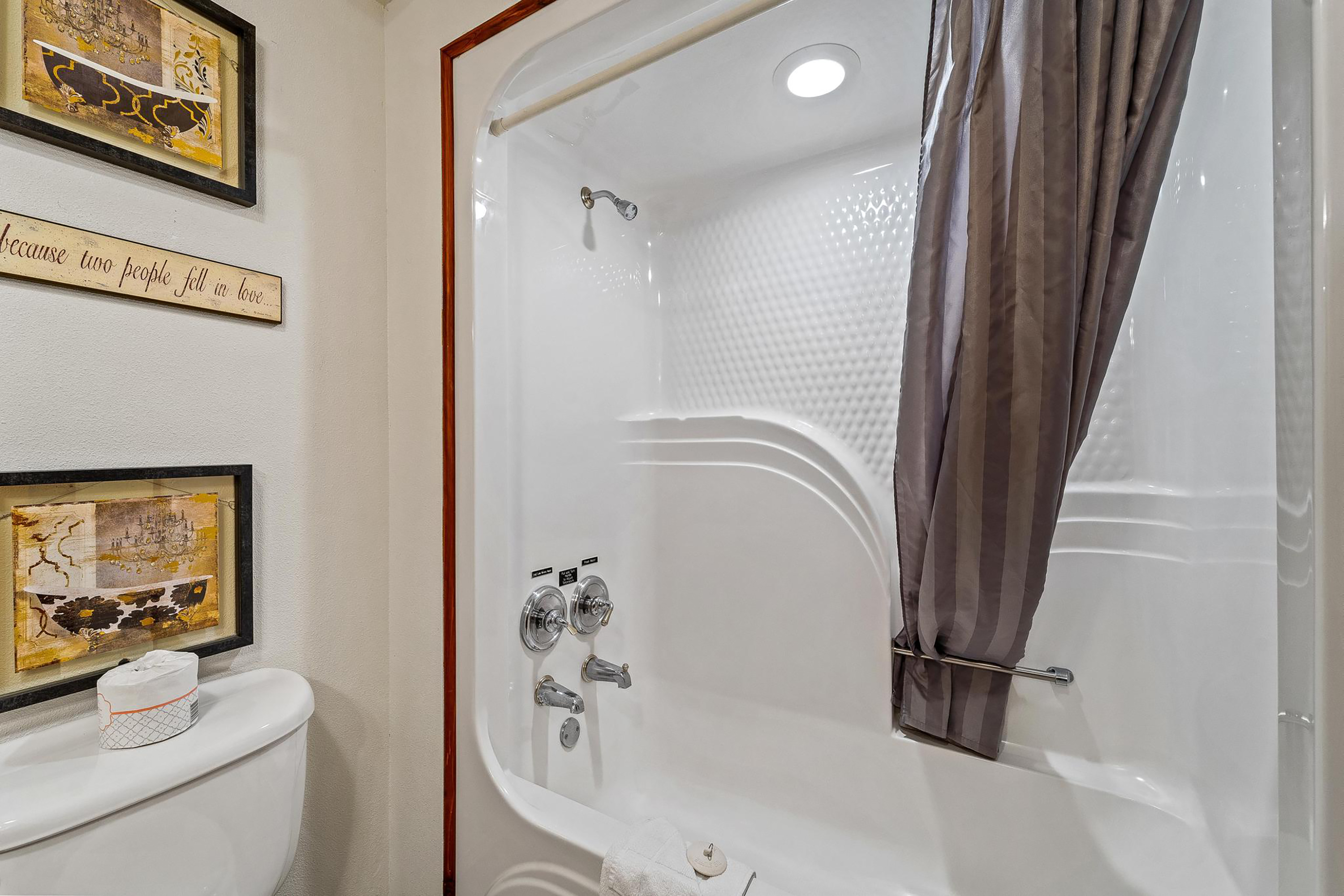 Guest room bath at the Soap Lake Resort, a Dazzler Select by Wyndham in Soap Lake, Washington