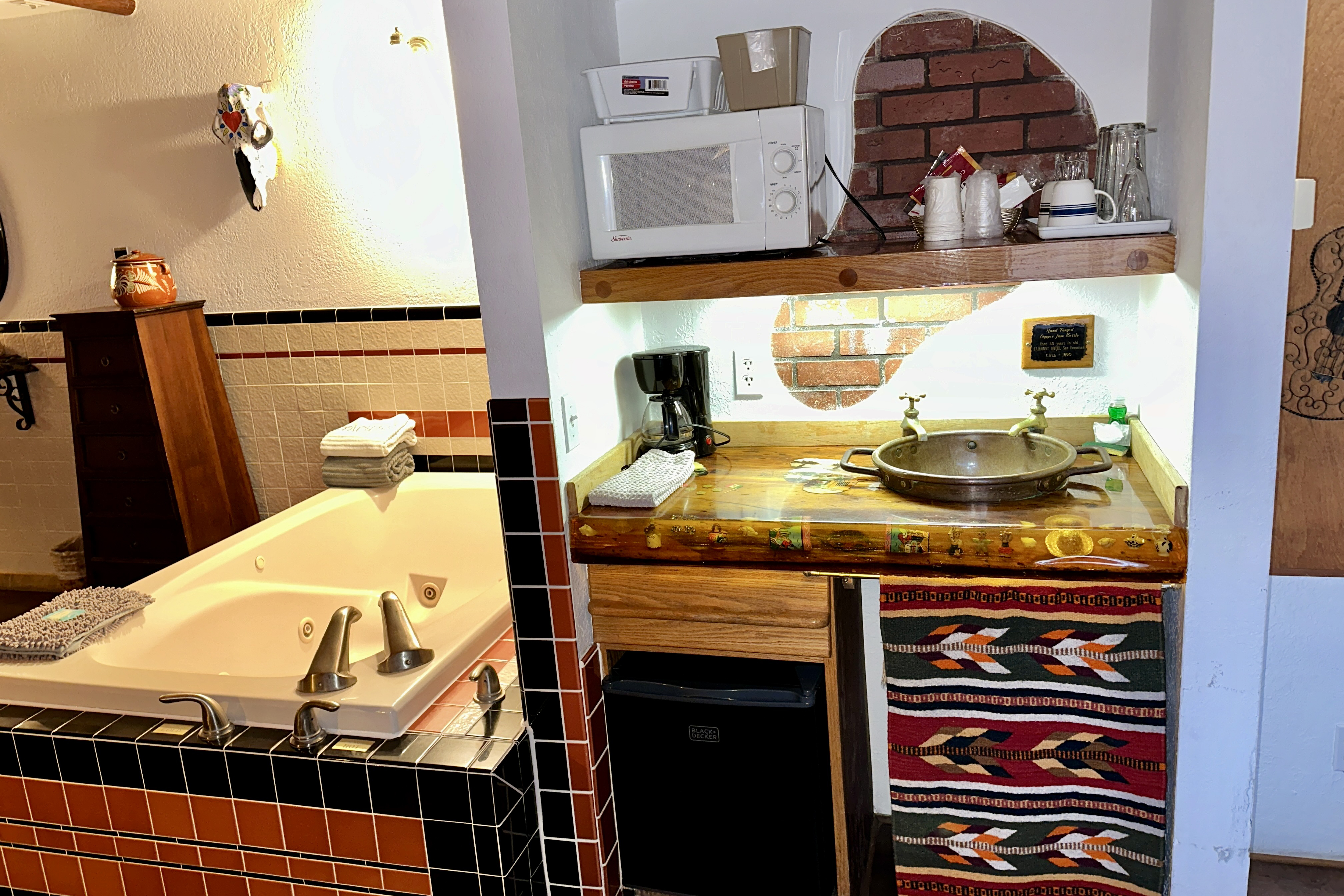 Guest room at the Soap Lake Resort, a Dazzler Select by Wyndham in Soap Lake, Washington