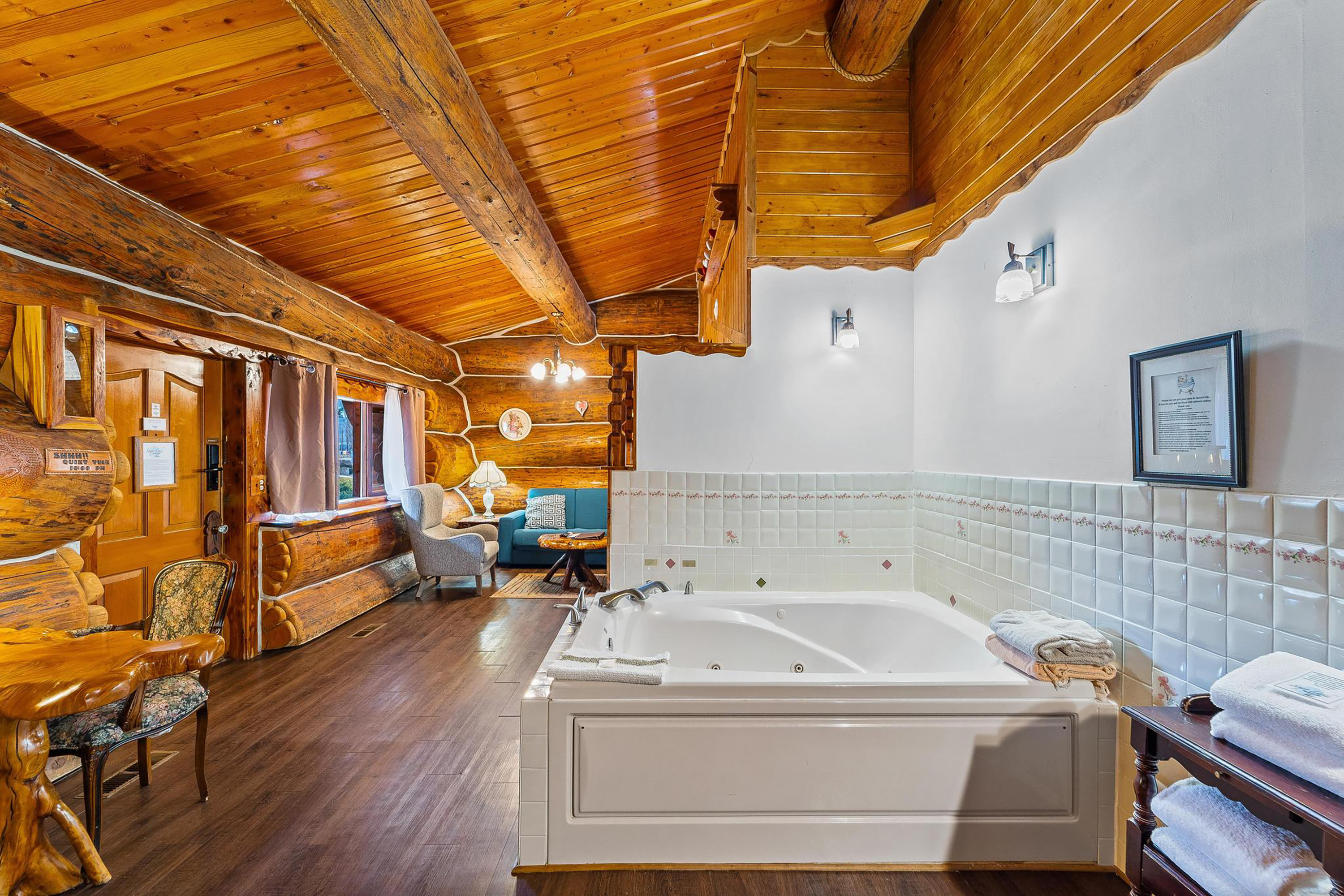 Guest room at the Soap Lake Resort, a Dazzler Select by Wyndham in Soap Lake, Washington