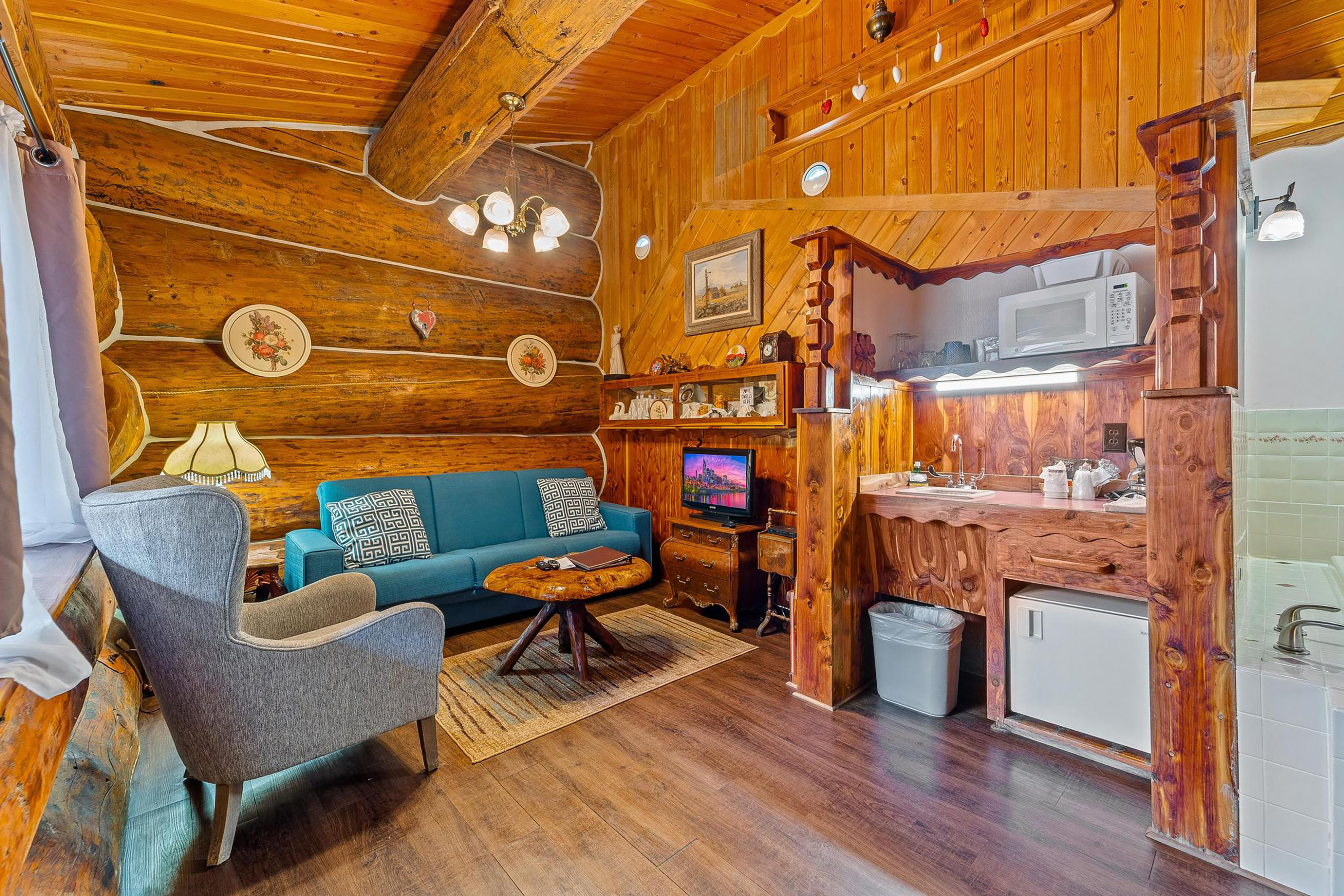Guest room at the Soap Lake Resort, a Dazzler Select by Wyndham in Soap Lake, Washington