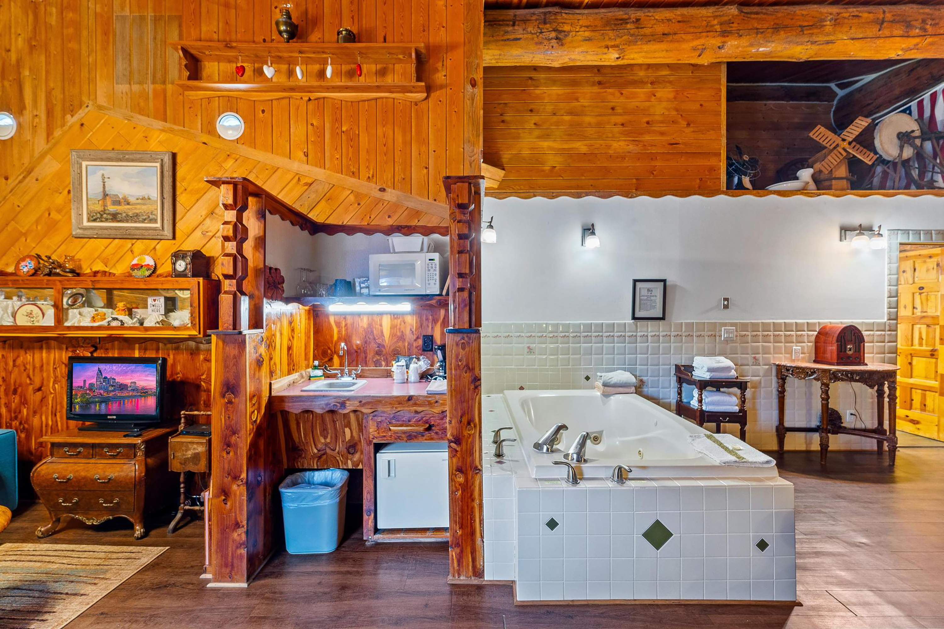 Guest room at the Soap Lake Resort, a Dazzler Select by Wyndham in Soap Lake, Washington