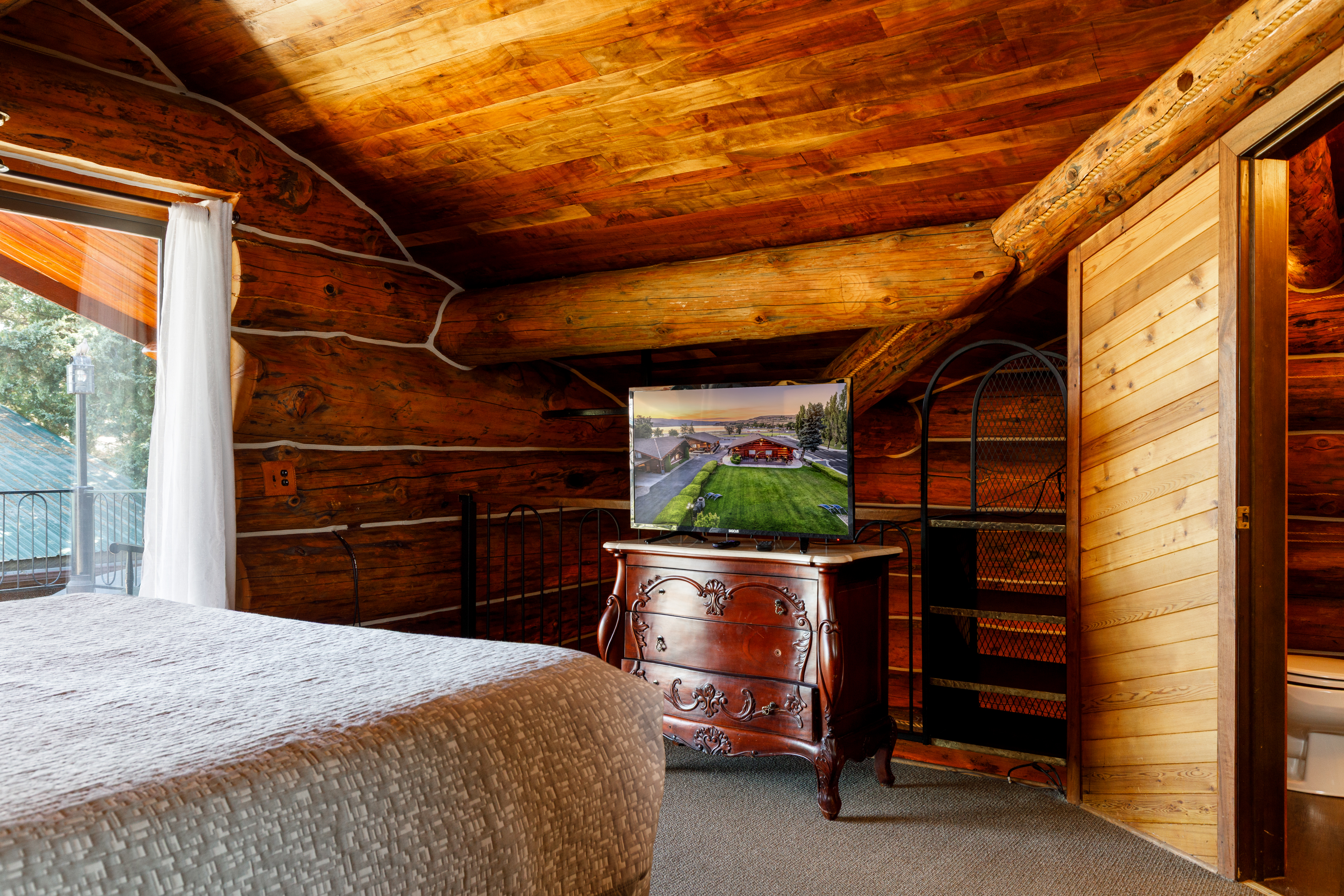 Guest room at the Soap Lake Resort, a Dazzler Select by Wyndham in Soap Lake, Washington