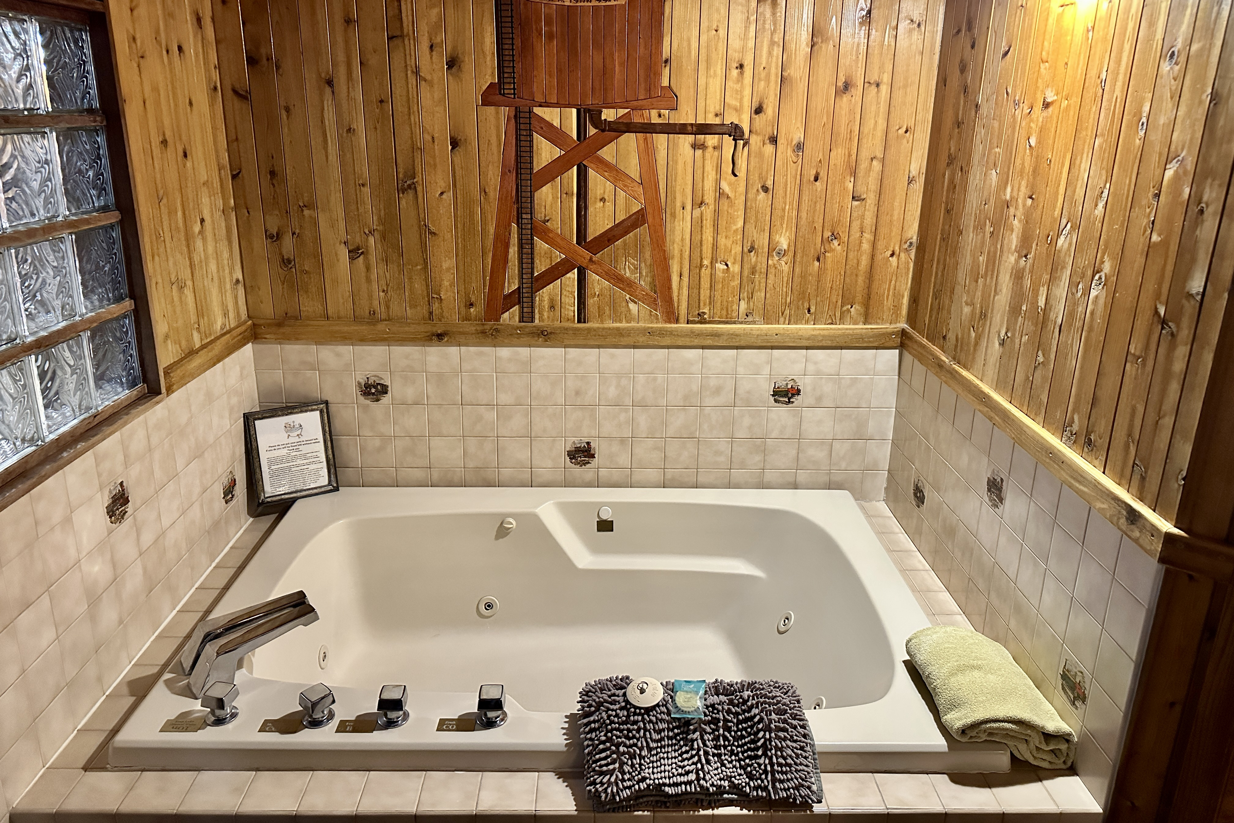 Guest room at the Soap Lake Resort, a Dazzler Select by Wyndham in Soap Lake, Washington