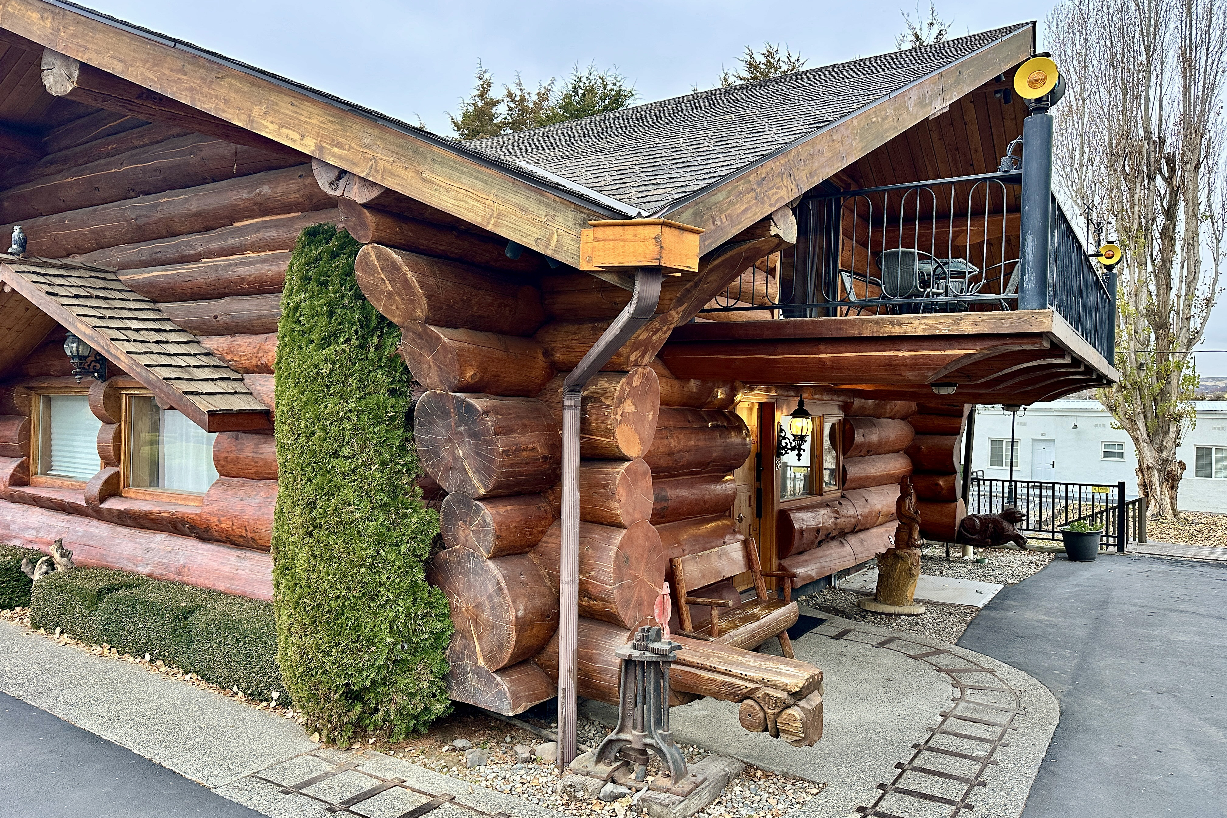 Guest room at the Soap Lake Resort, a Dazzler Select by Wyndham in Soap Lake, Washington