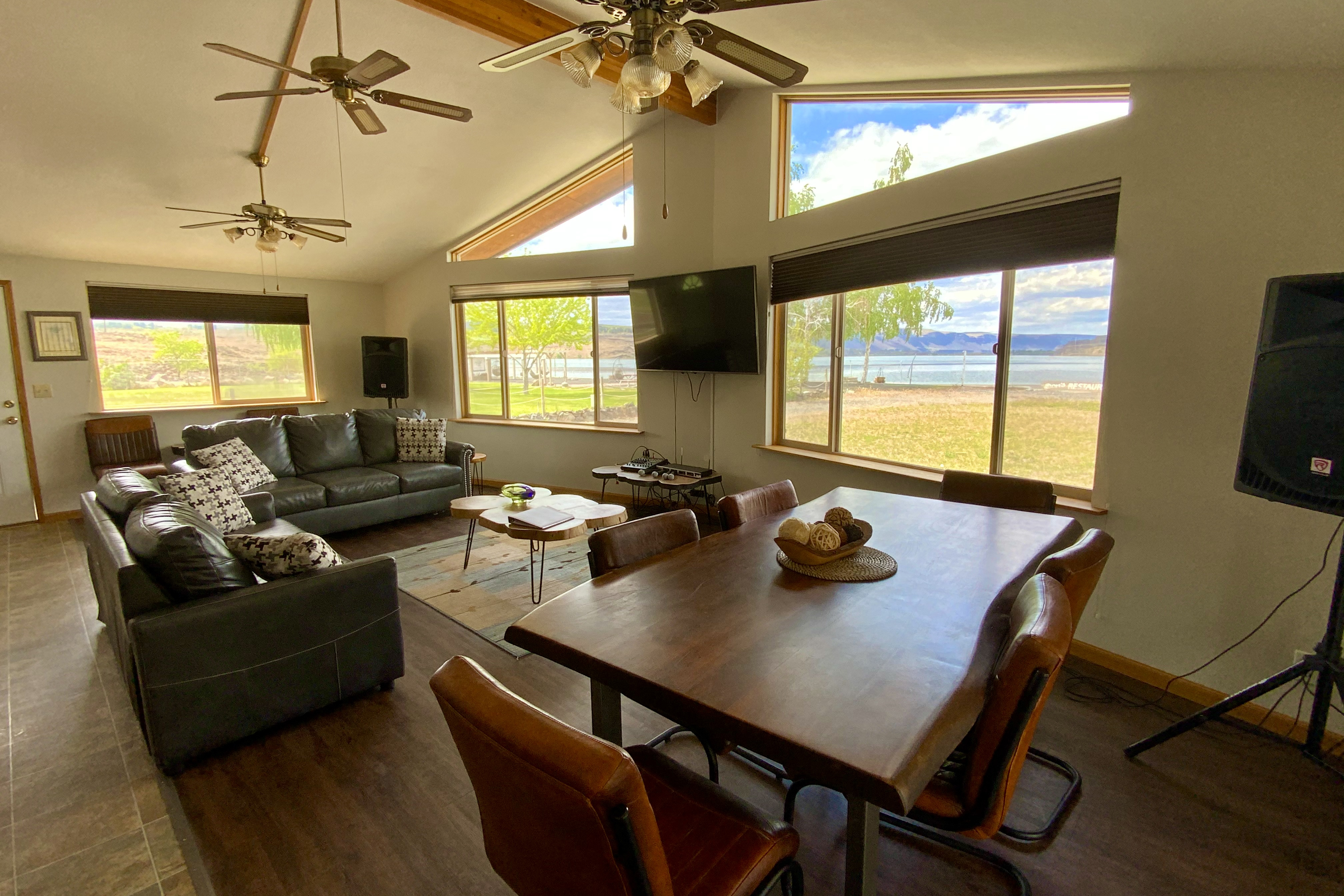 Guest room at the Soap Lake Resort, a Dazzler Select by Wyndham in Soap Lake, Washington