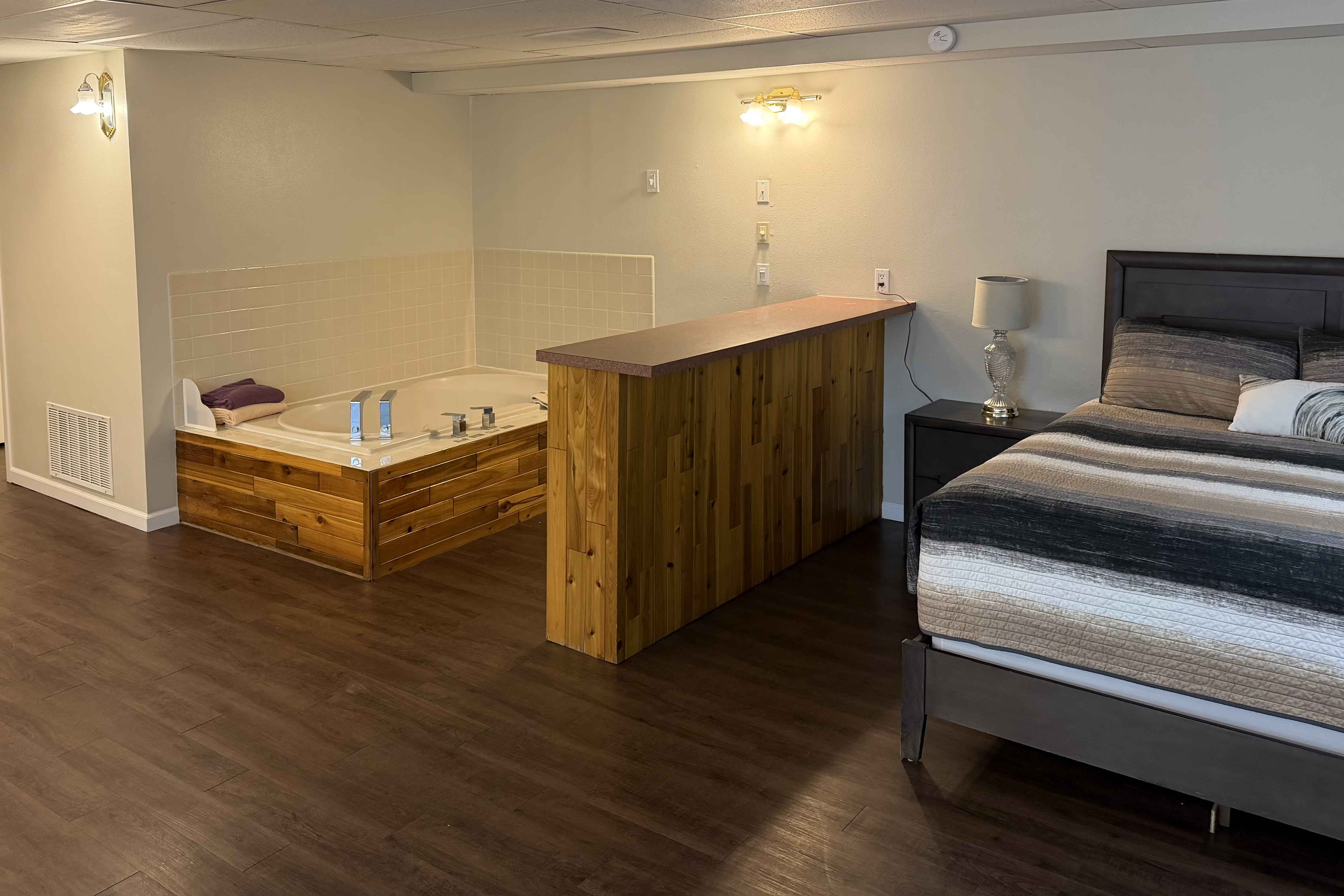 Guest room at the Soap Lake Resort, a Dazzler Select by Wyndham in Soap Lake, Washington