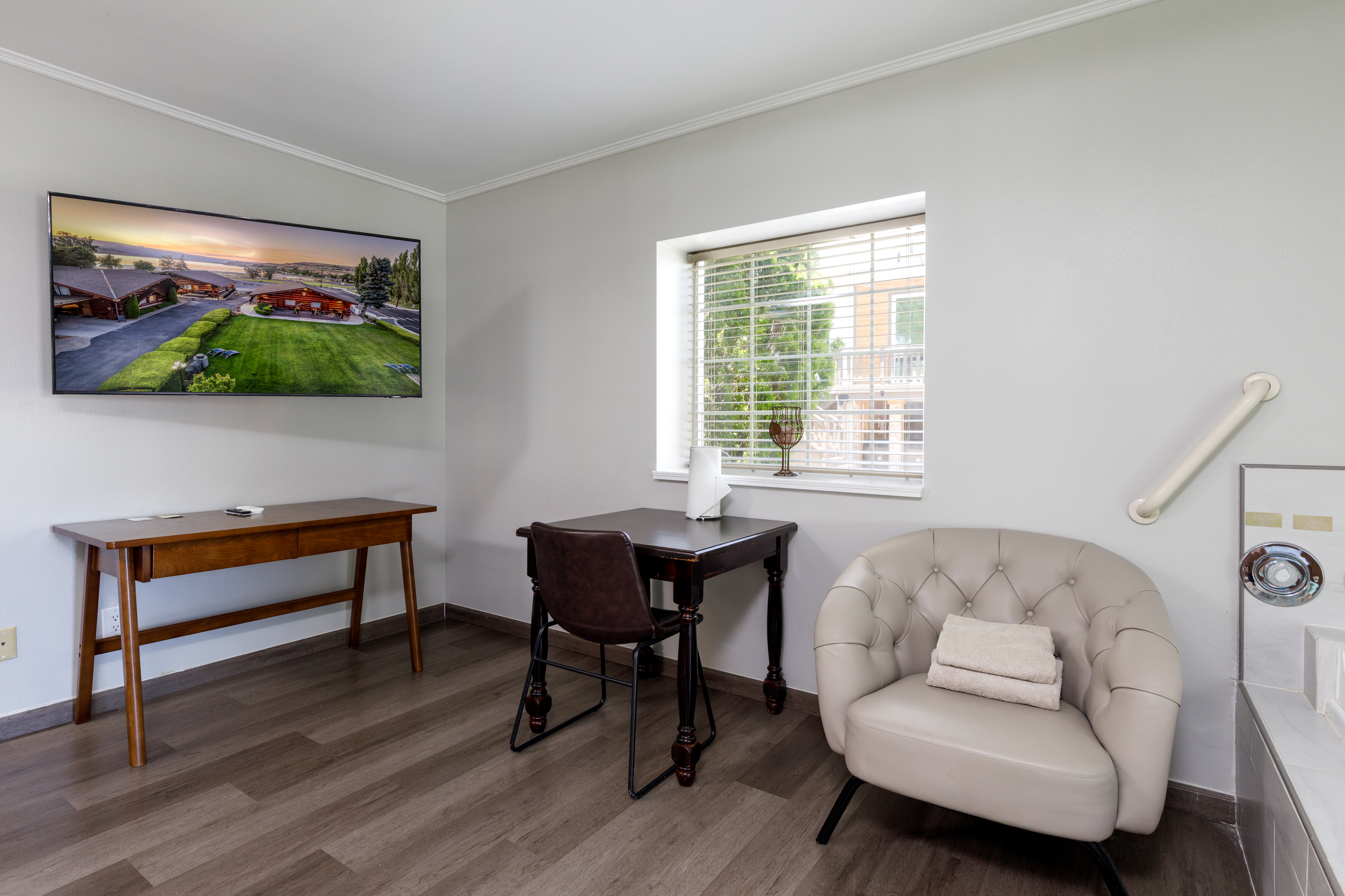 Guest room at the Soap Lake Resort, a Dazzler Select by Wyndham in Soap Lake, Washington