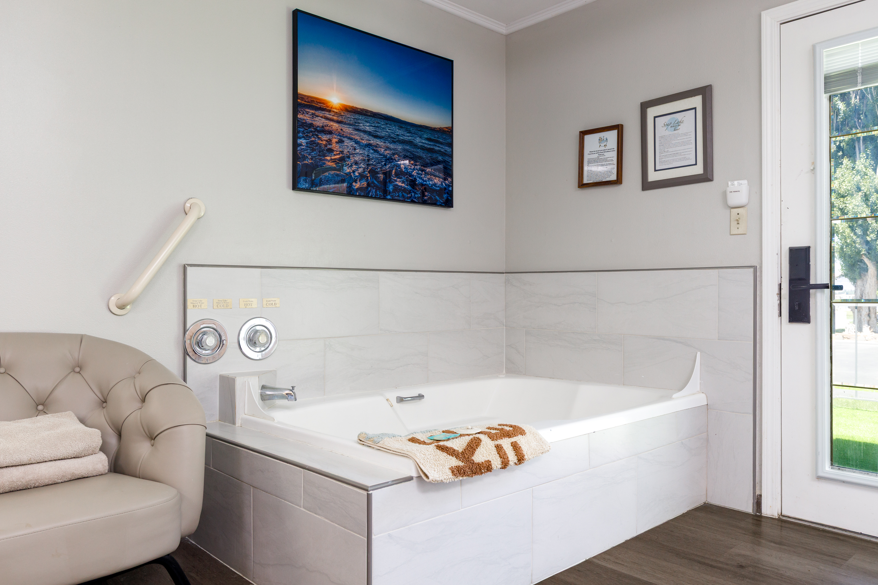 Guest room at the Soap Lake Resort, a Dazzler Select by Wyndham in Soap Lake, Washington