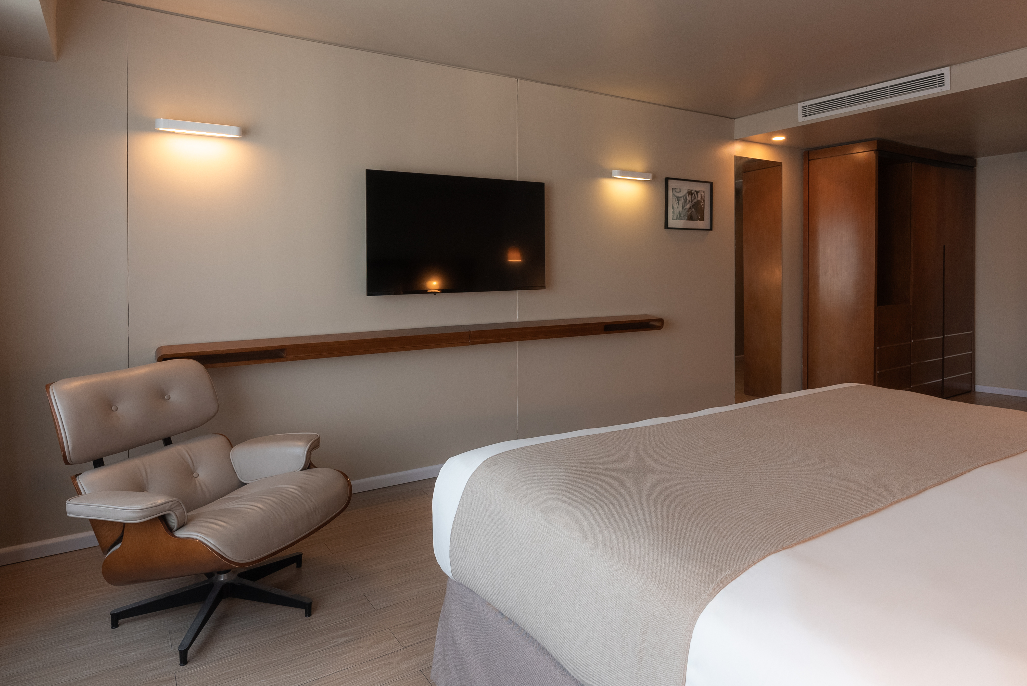 Dazzler by Wyndham Montevideo suite in Montevideo, Other than US/Canada