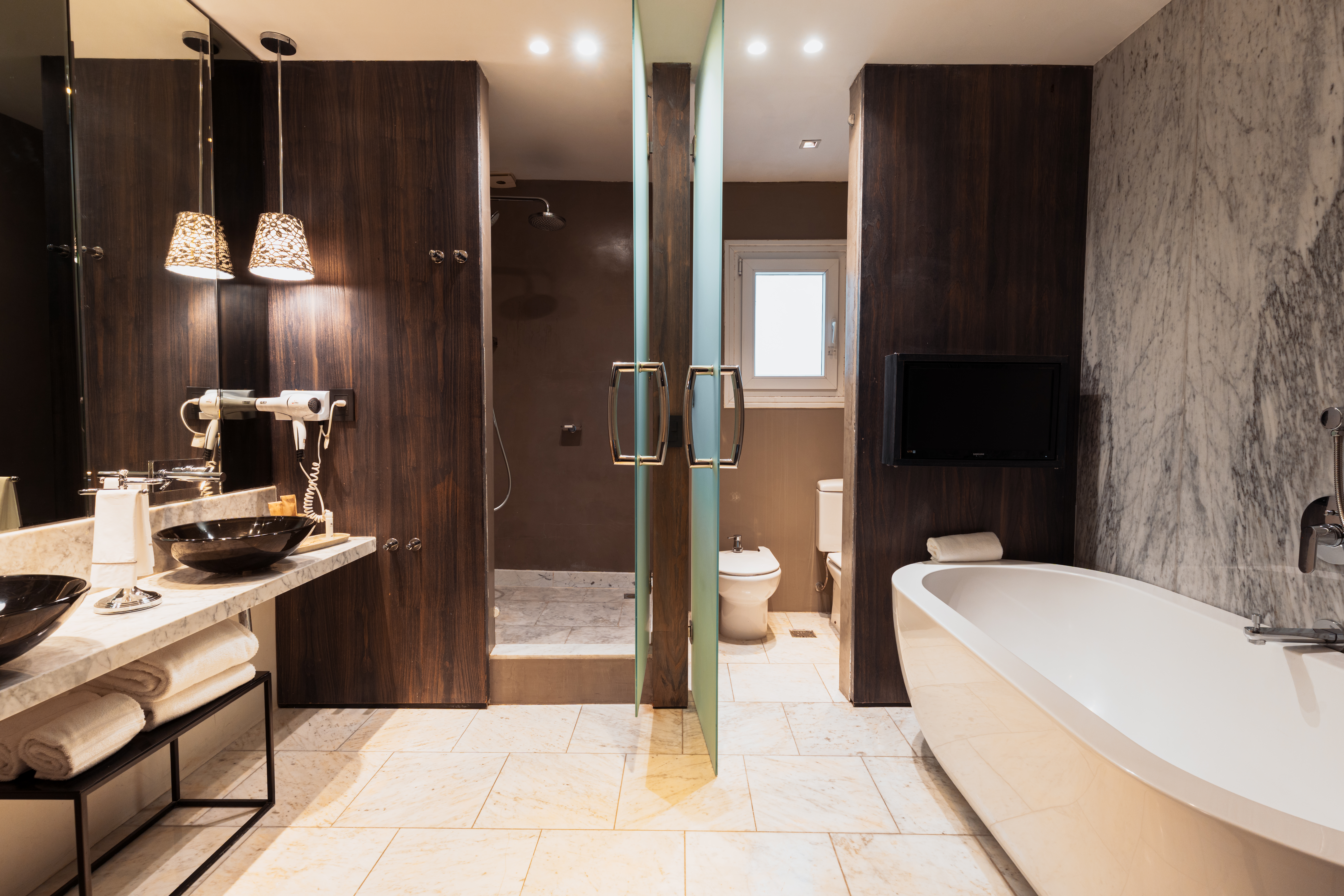 Guest room bath at the Esplendor by Wyndham Buenos Aires Plaza Francia in Buenos Aires, Other than US/Canada