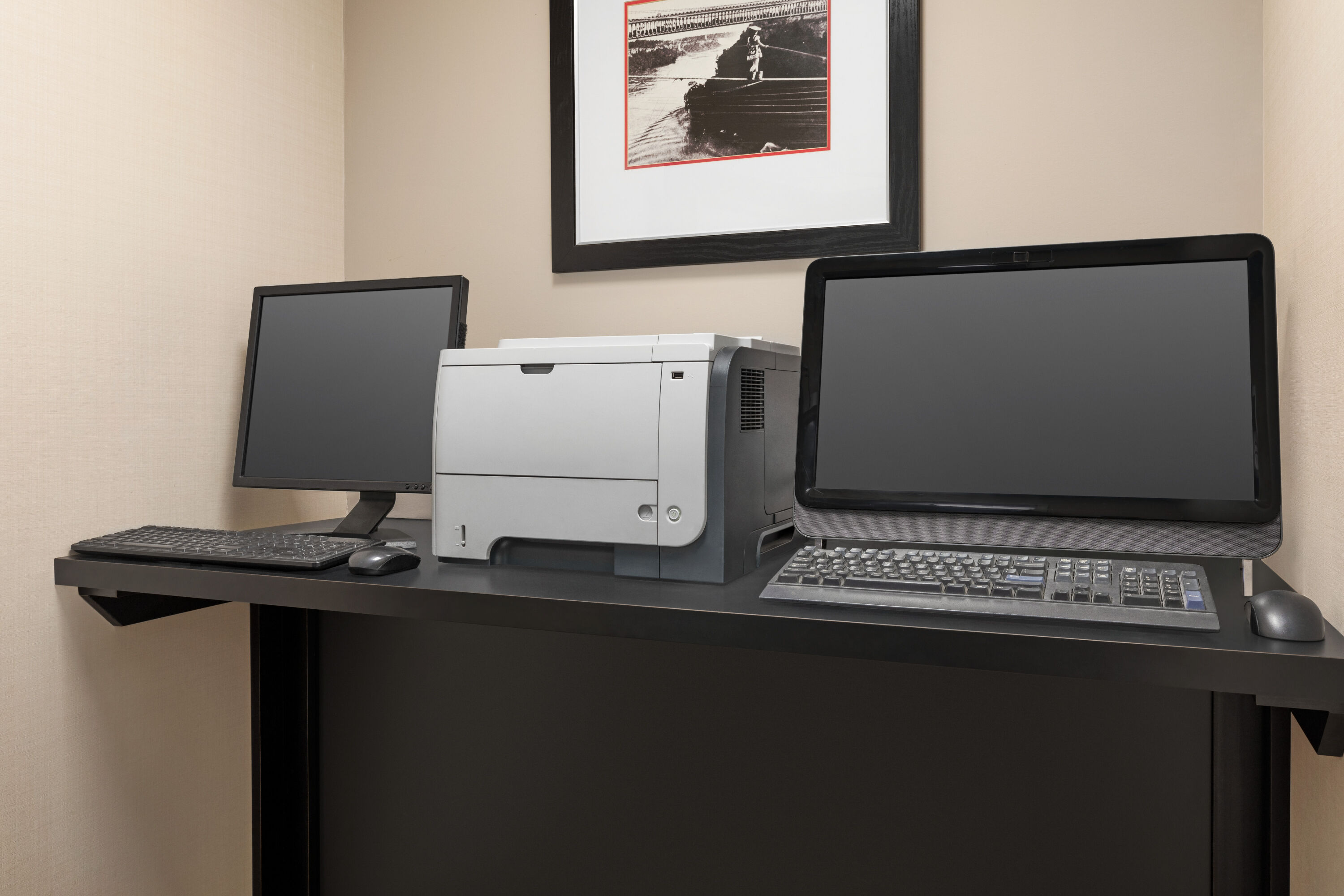 Wyndham Garden Niagara Falls Fallsview business center in Niagara Falls, Ontario