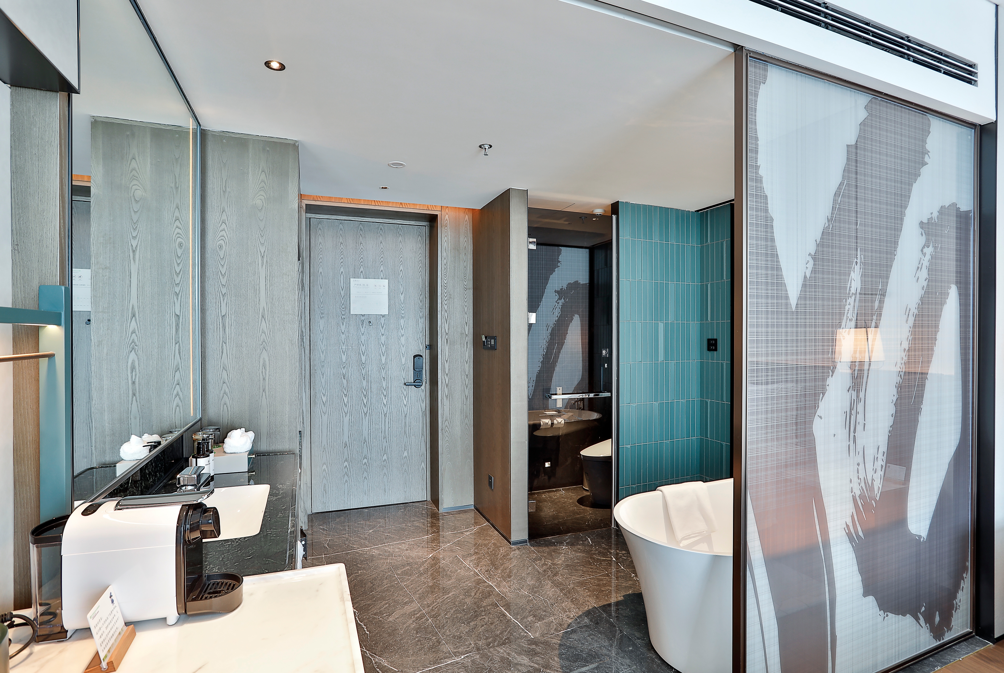 Guest room bath at the Wyndham Garden Hotel Xixi Hangzhou in Hangzhou, Other than US/Canada