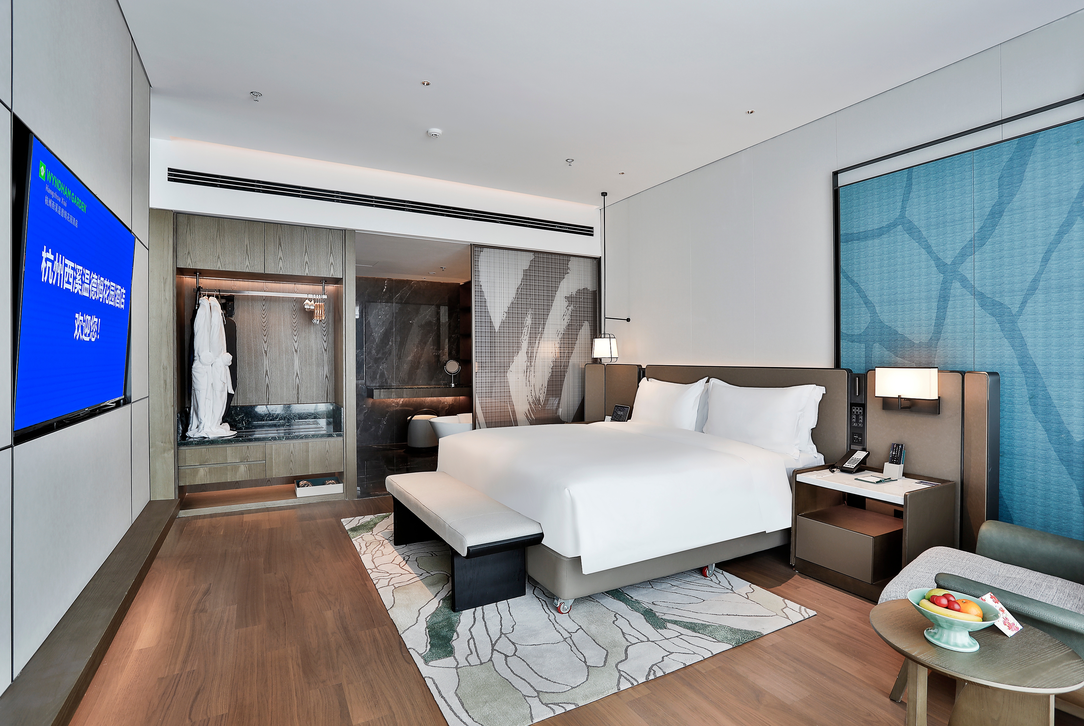 King bed guest room at the Wyndham Garden Hotel Xixi Hangzhou in Hangzhou, Other than US/Canada