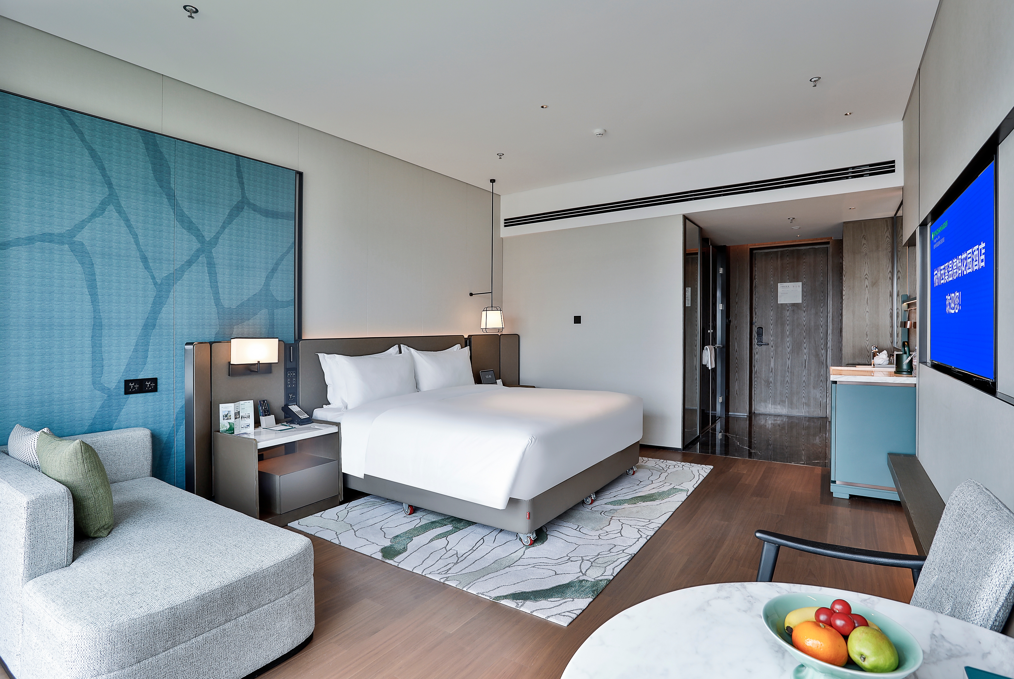 King bed guest room at the Wyndham Garden Hotel Xixi Hangzhou in Hangzhou, Other than US/Canada