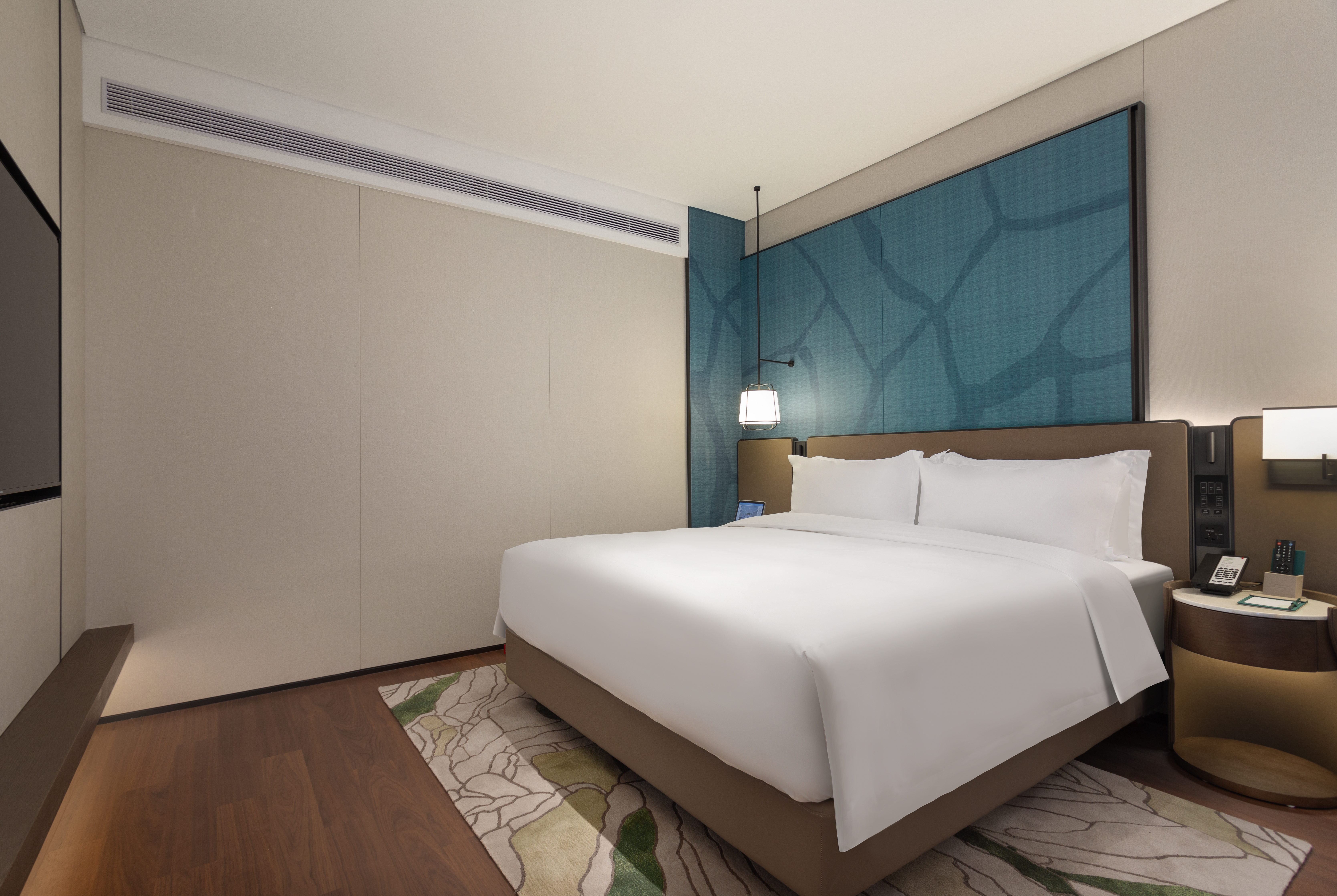 King bed guest room at the Wyndham Garden Hotel Xixi Hangzhou in Hangzhou, Other than US/Canada