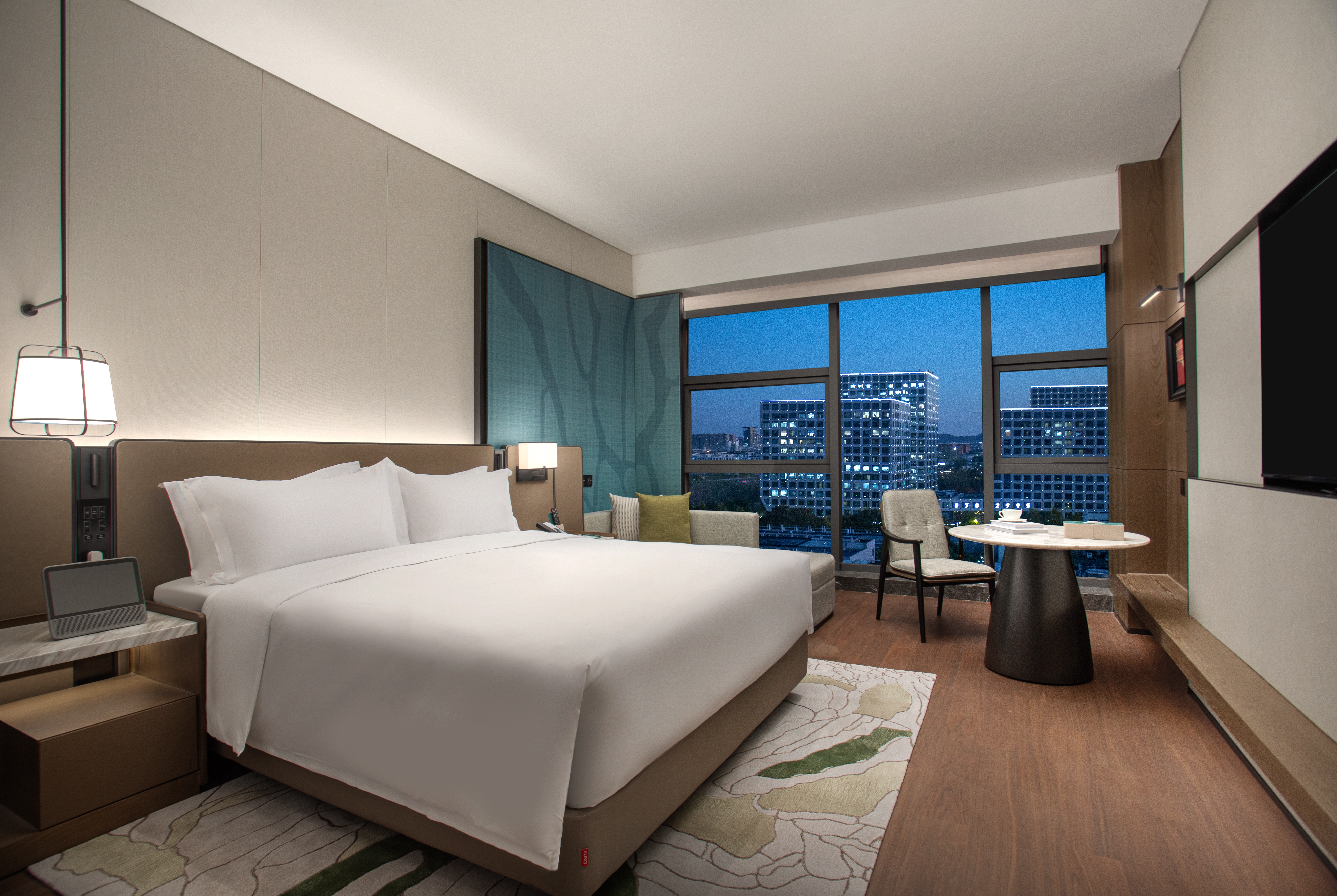 King bed guest room at the Wyndham Garden Hotel Xixi Hangzhou in Hangzhou, Other than US/Canada