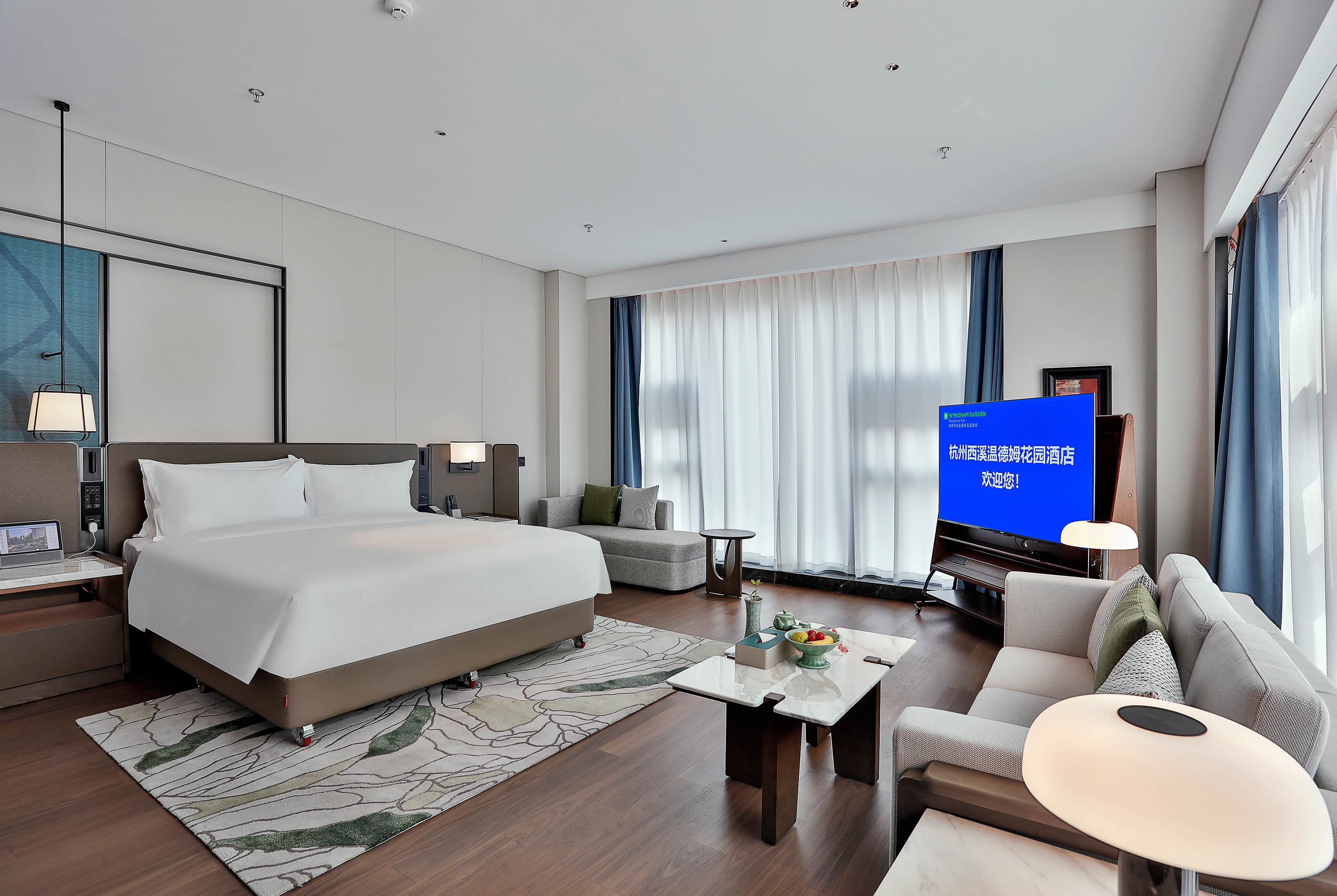 King bed guest room at the Wyndham Garden Hotel Xixi Hangzhou in Hangzhou, Other than US/Canada