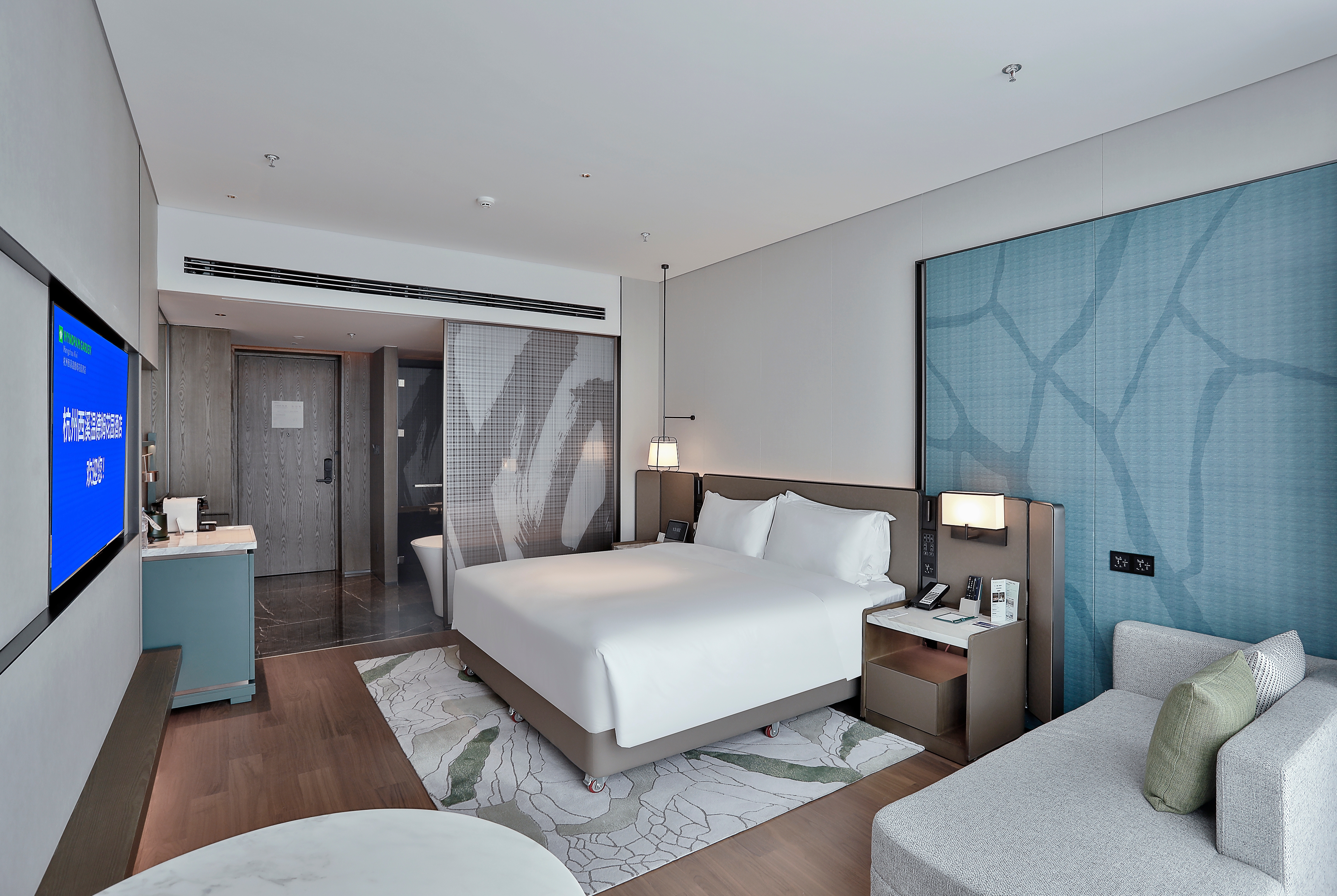 King bed guest room at the Wyndham Garden Hotel Xixi Hangzhou in Hangzhou, Other than US/Canada