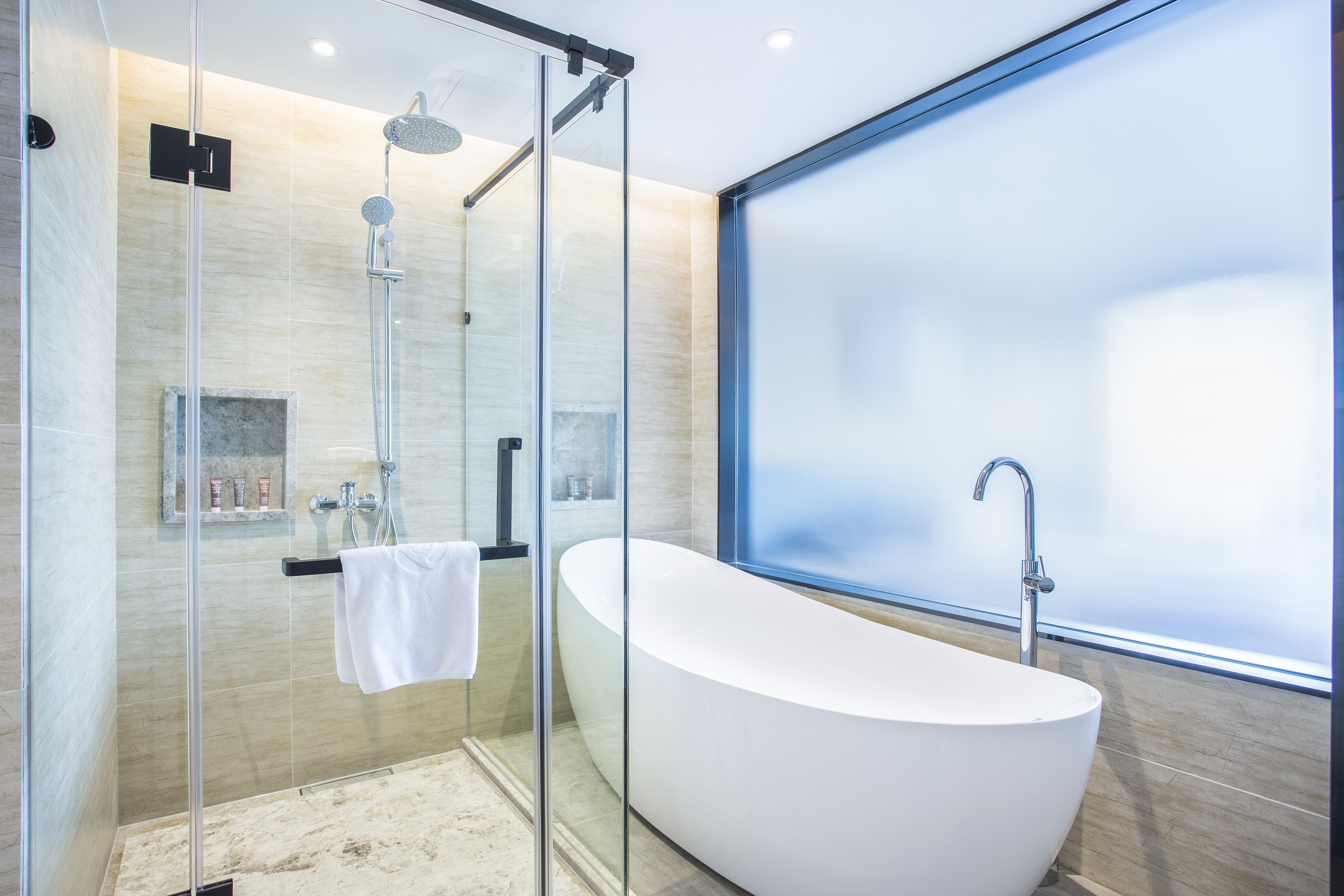 Guest room bath at the Wyndham Garden Heyuan in Heyuan, Other than US/Canada