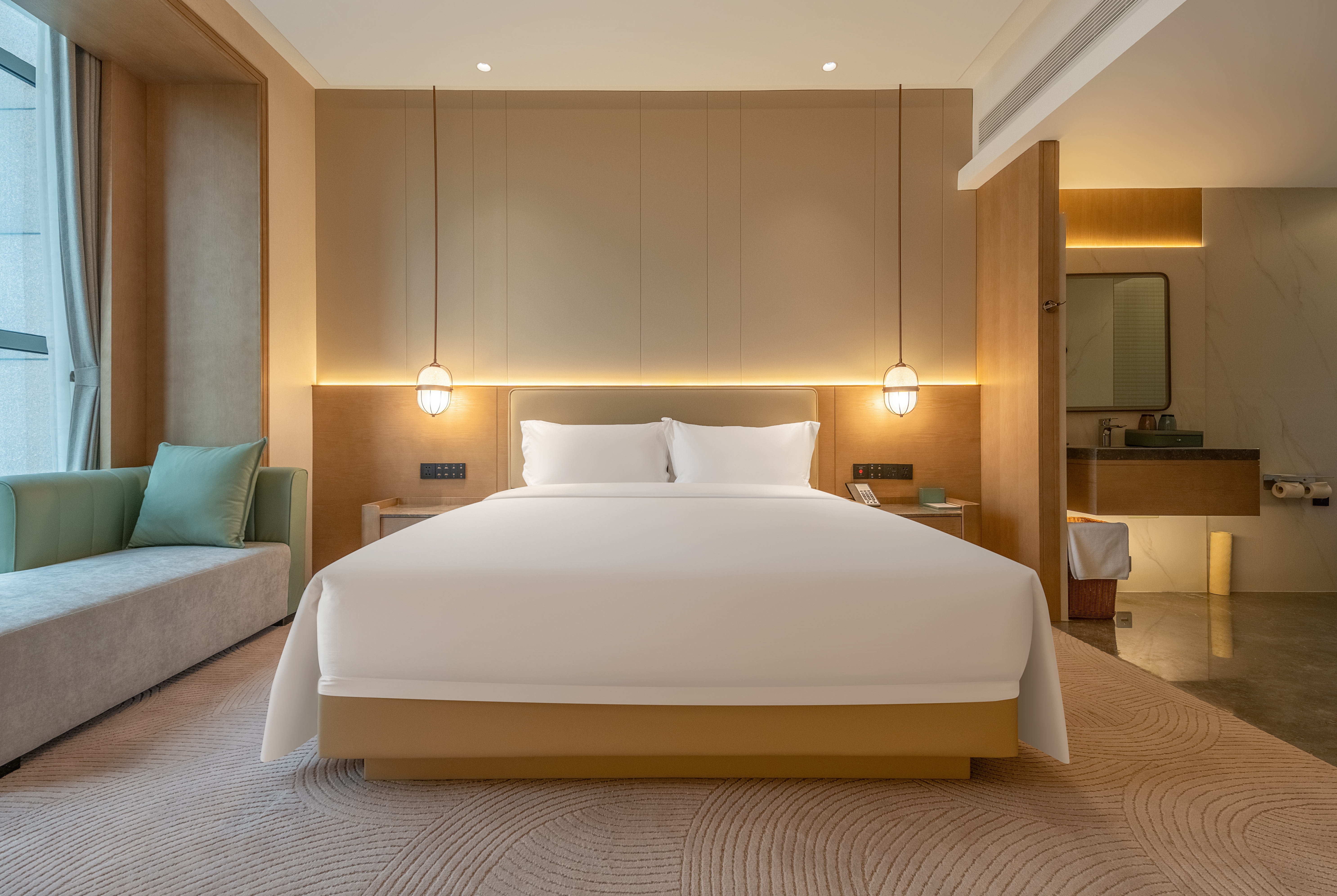 King bed guest room at the Wyndham Garden Shanghai Songjiang in Shanghai, Other than US/Canada