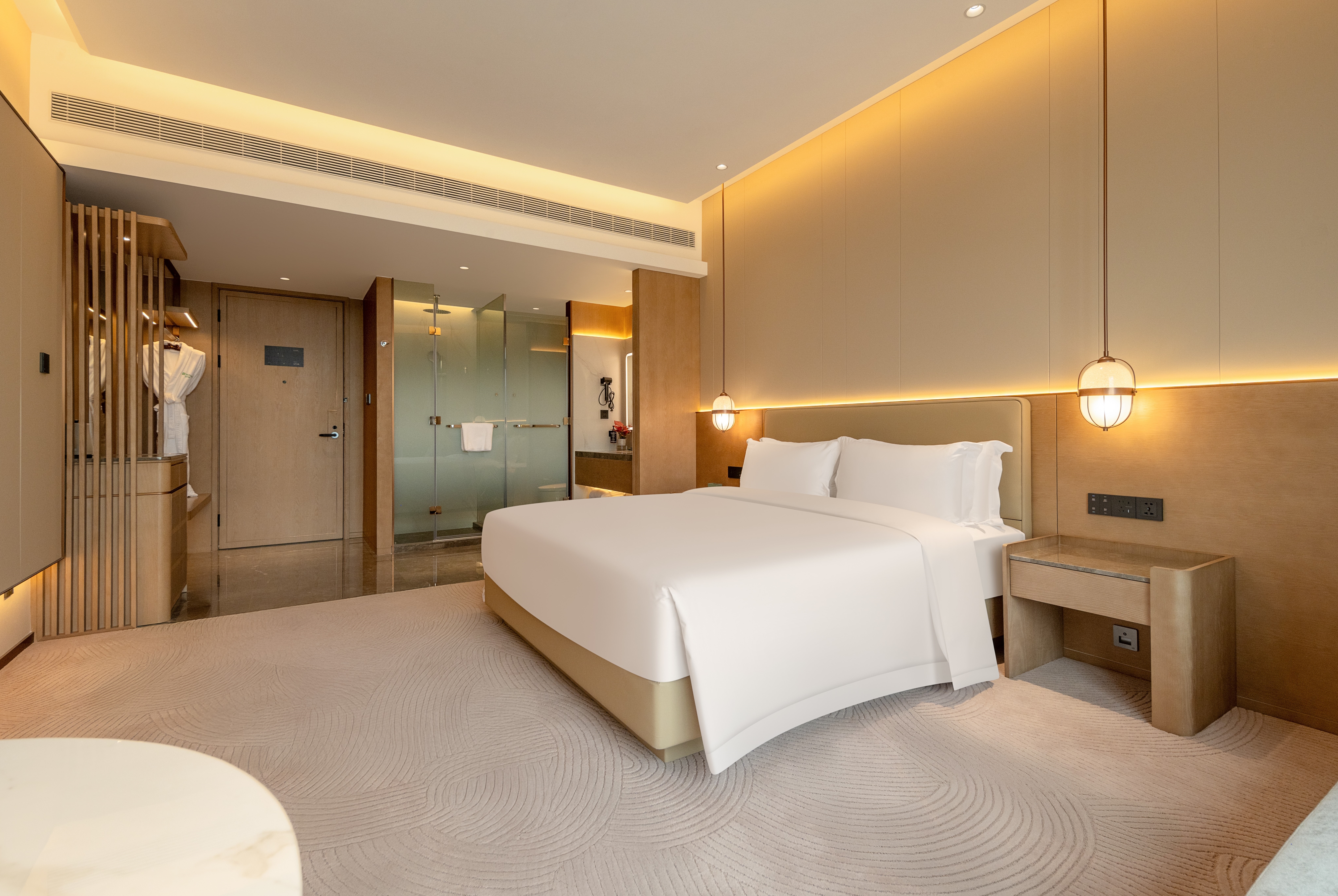 King bed guest room at the Wyndham Garden Shanghai Songjiang in Shanghai, Other than US/Canada