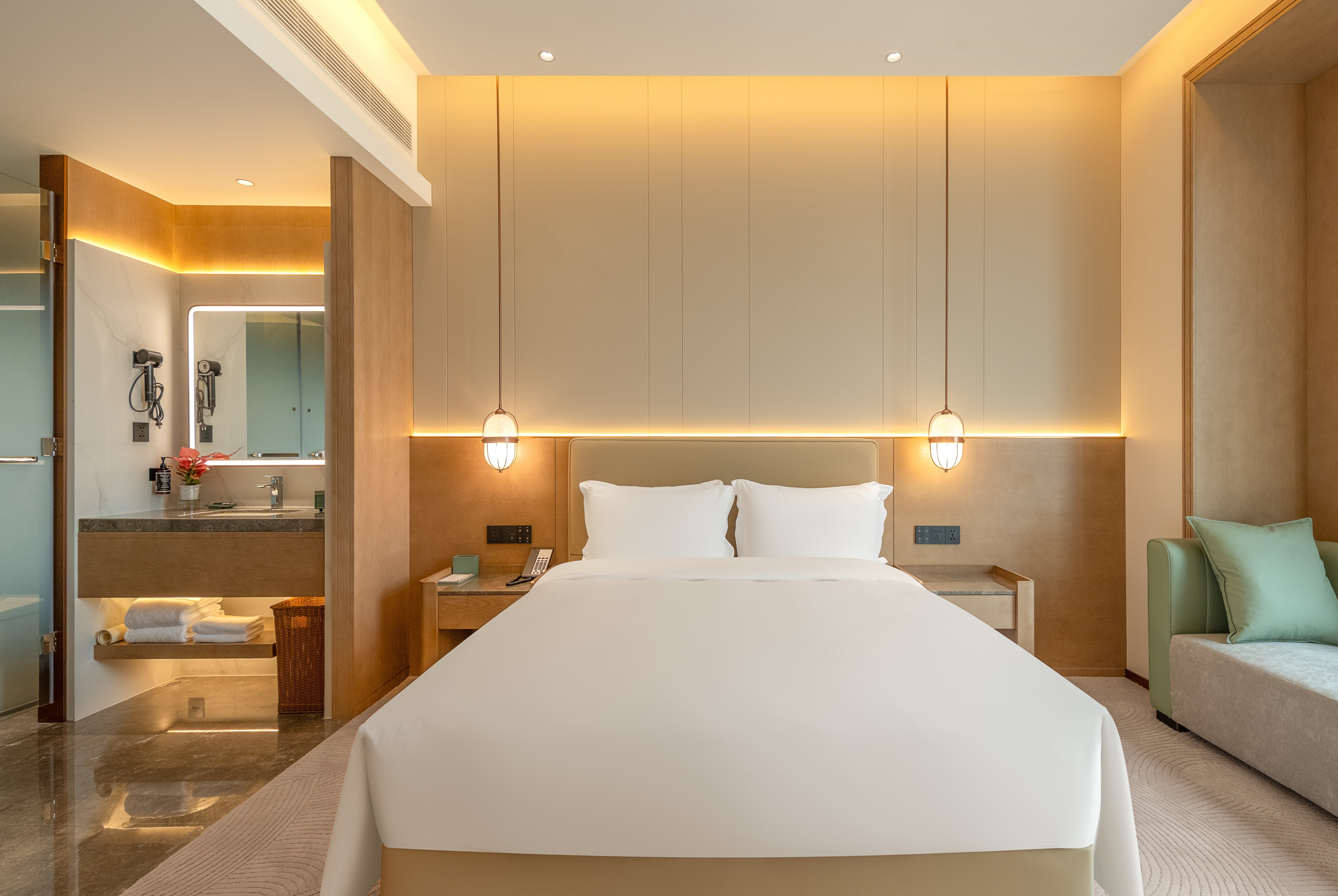 King bed guest room at the Wyndham Garden Shanghai Songjiang in Shanghai, Other than US/Canada