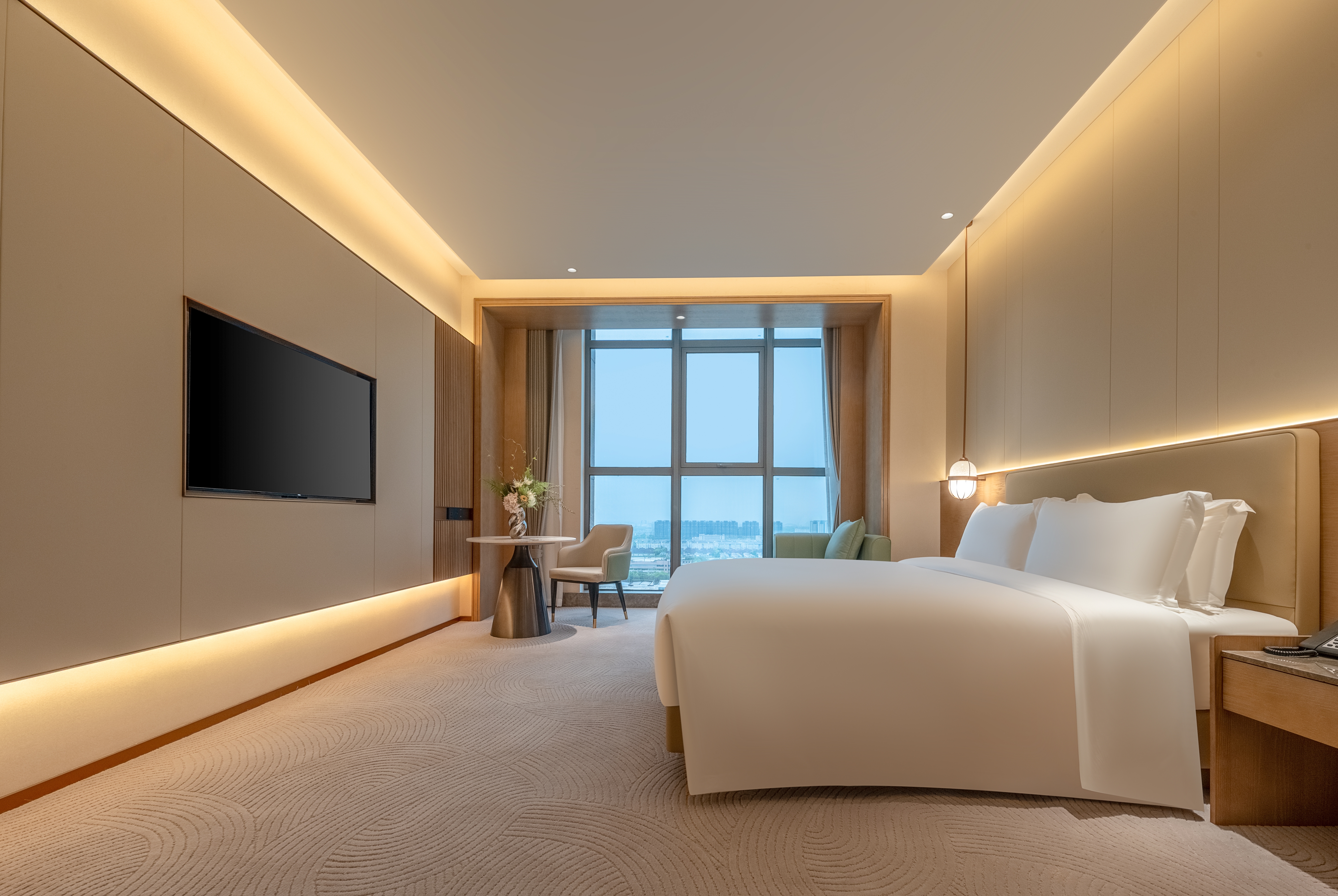 King bed guest room at the Wyndham Garden Shanghai Songjiang in Shanghai, Other than US/Canada