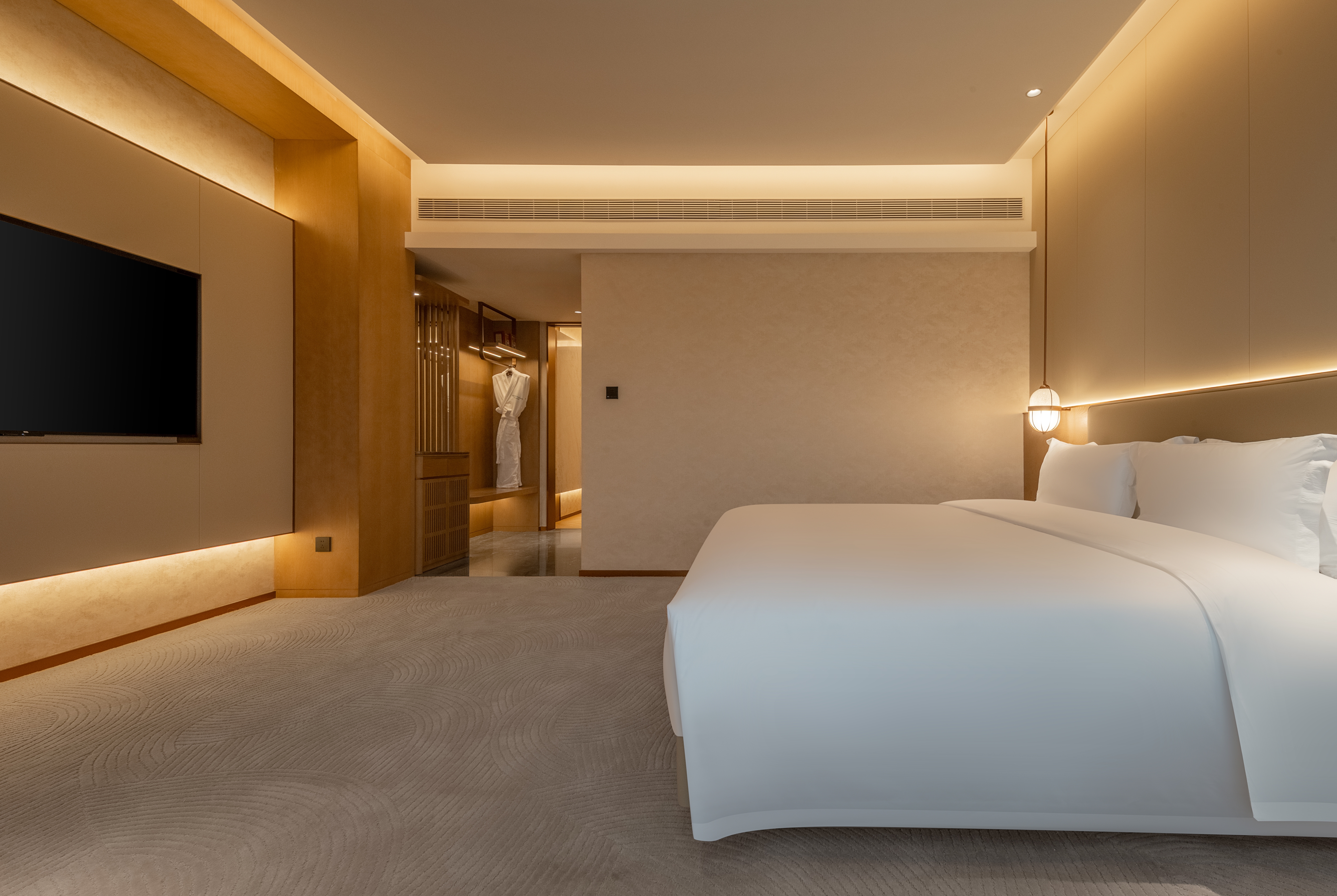 King bed guest room at the Wyndham Garden Shanghai Songjiang in Shanghai, Other than US/Canada