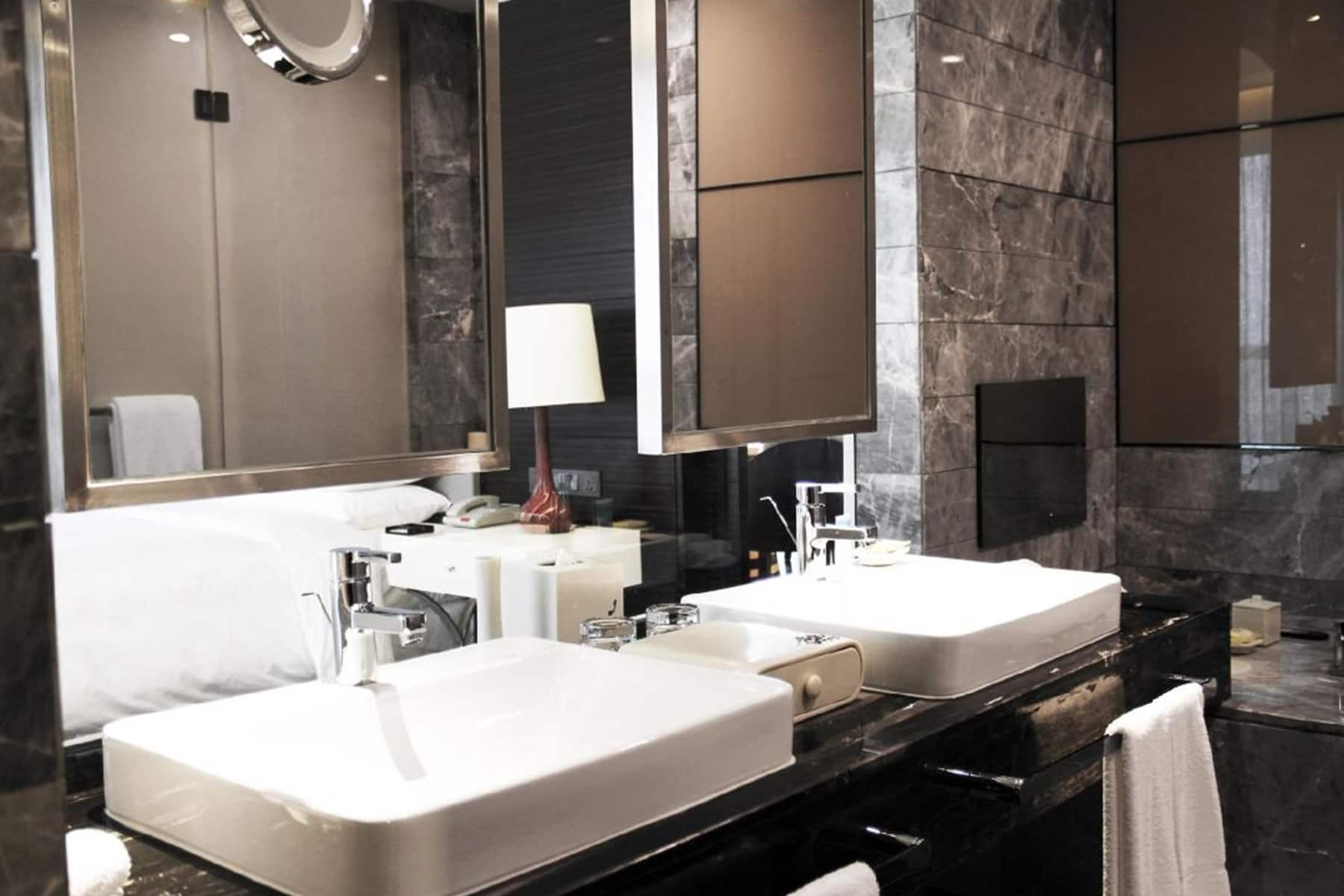 Guest room bath at the Wyndham Garden Yuhuan Downtown in Taizhou, Other than US/Canada