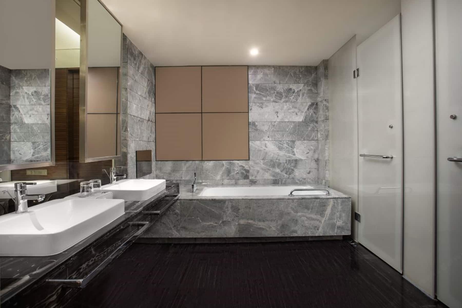 Guest room bath at the Wyndham Garden Yuhuan Downtown in Taizhou, Other than US/Canada