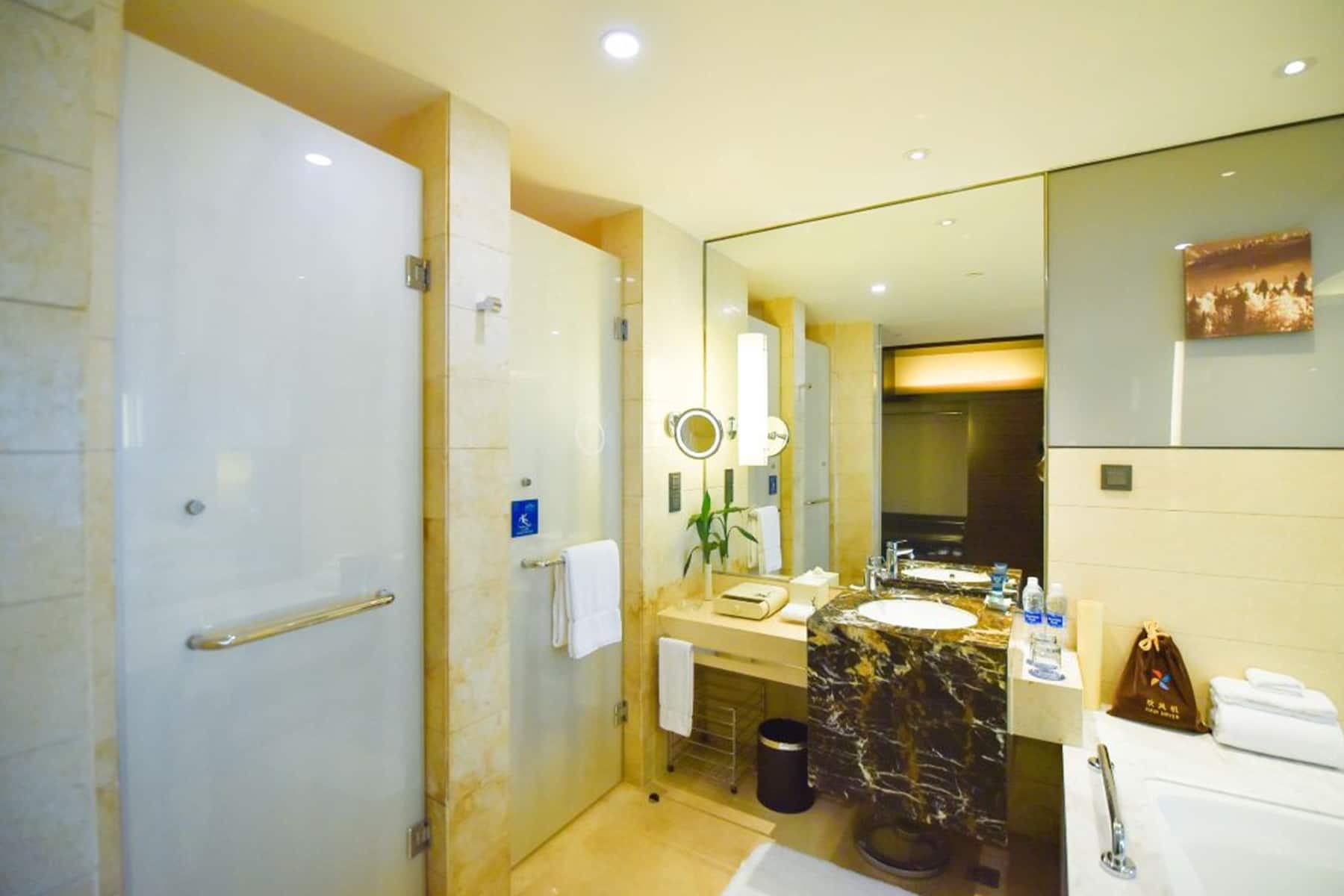 Guest room bath at the Wyndham Garden Yuhuan Downtown in Taizhou, Other than US/Canada