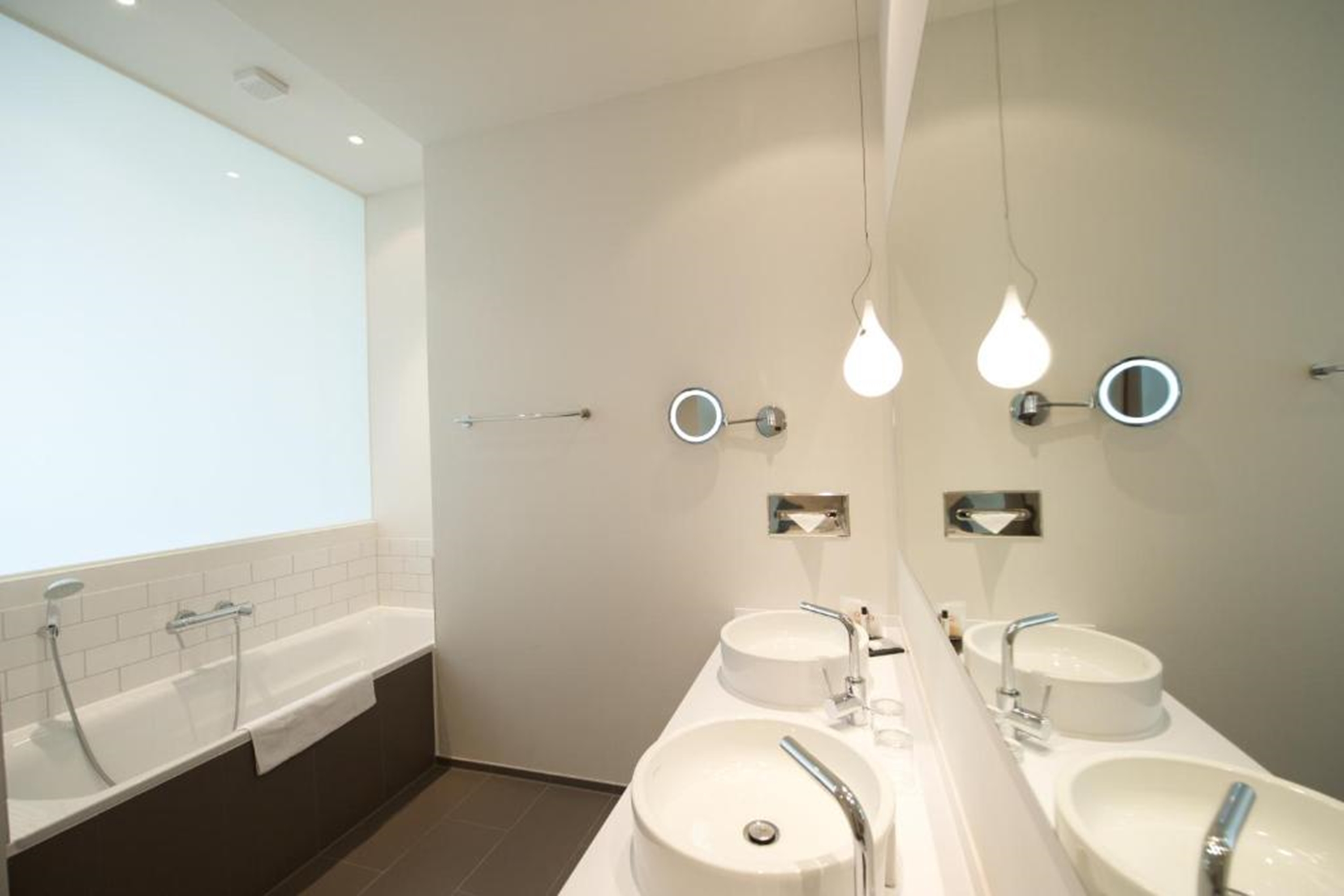 Guest room bath at the Wyndham Garden Berlin Mitte in Berlin, Other than US/Canada