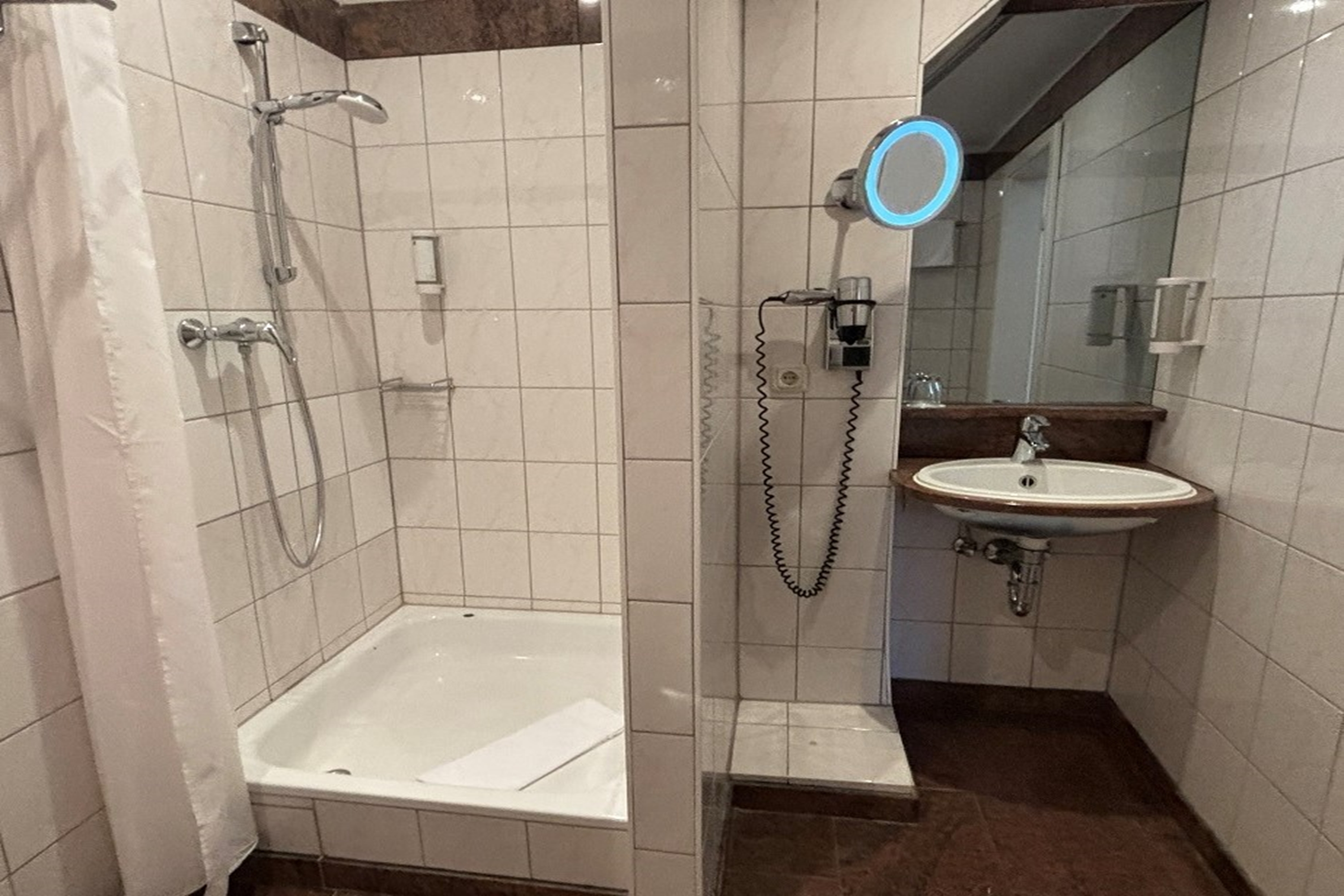 Guest room bath at the Wyndham Garden Berlin Mitte in Berlin, Other than US/Canada