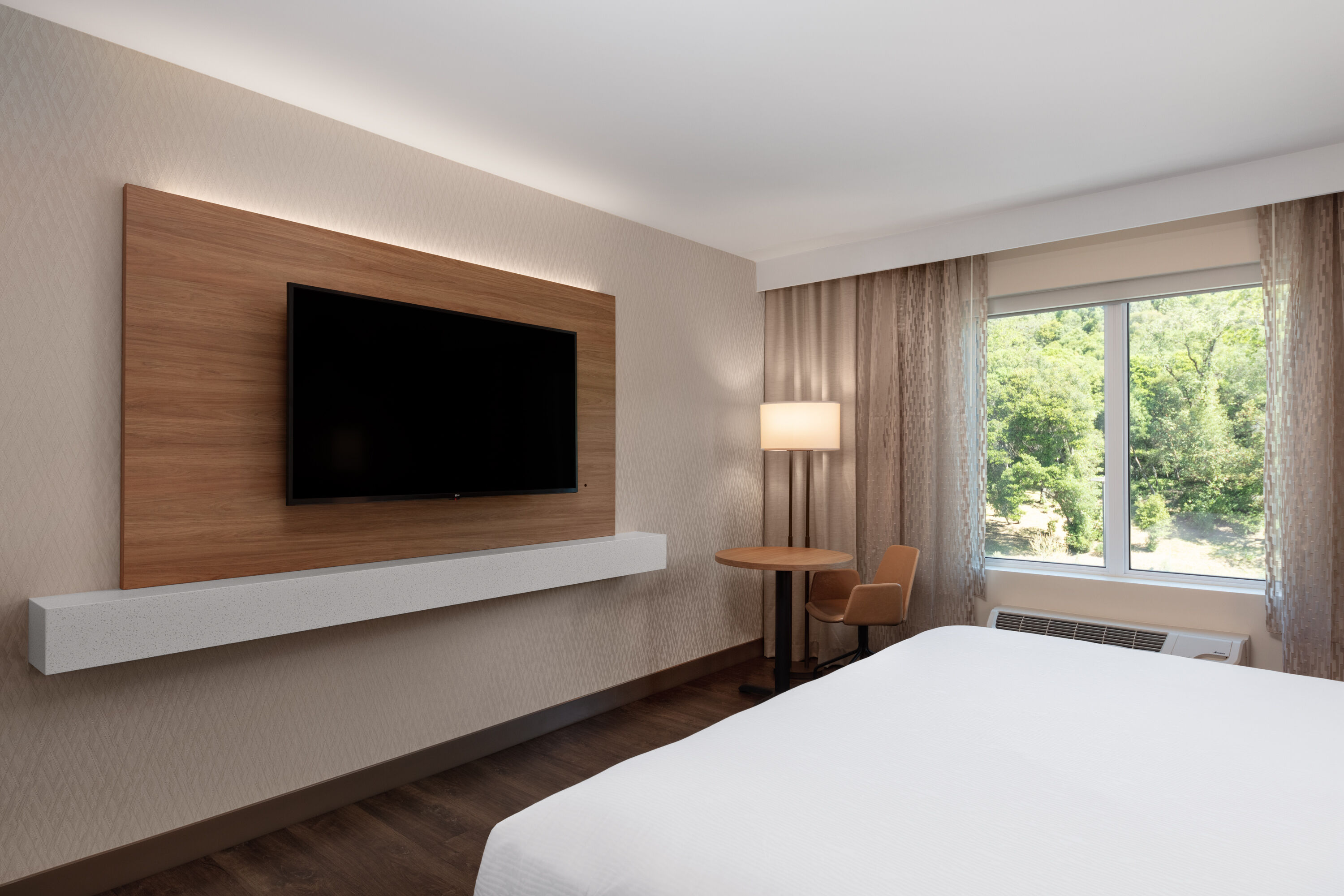 Guest room at the Wyndham Garden Redwood Valley/Ukiah in Redwood Valley, California