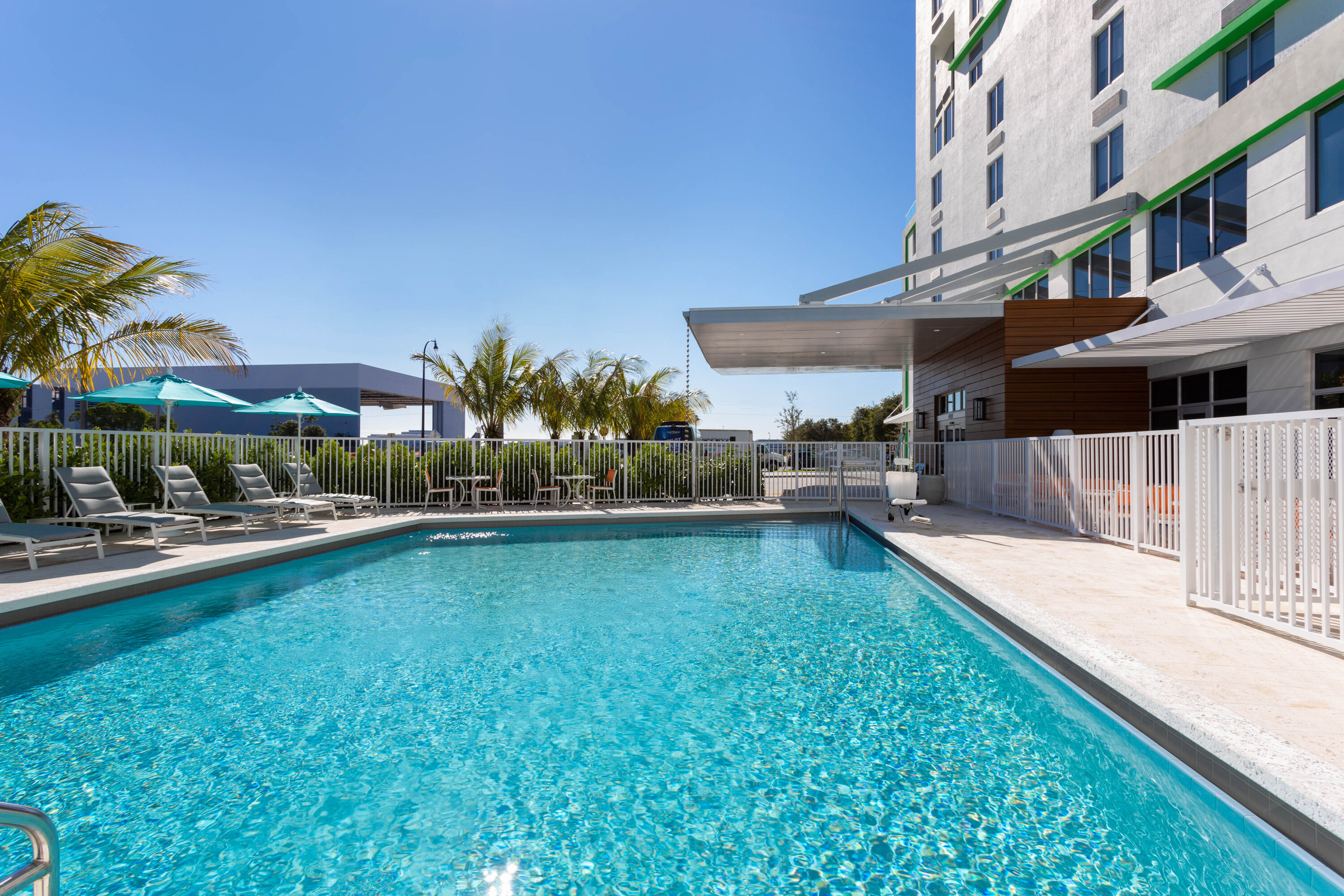 플로리다 마이애미 스프링스에있는 Wyndham Garden Miami 국제 공항 수영장