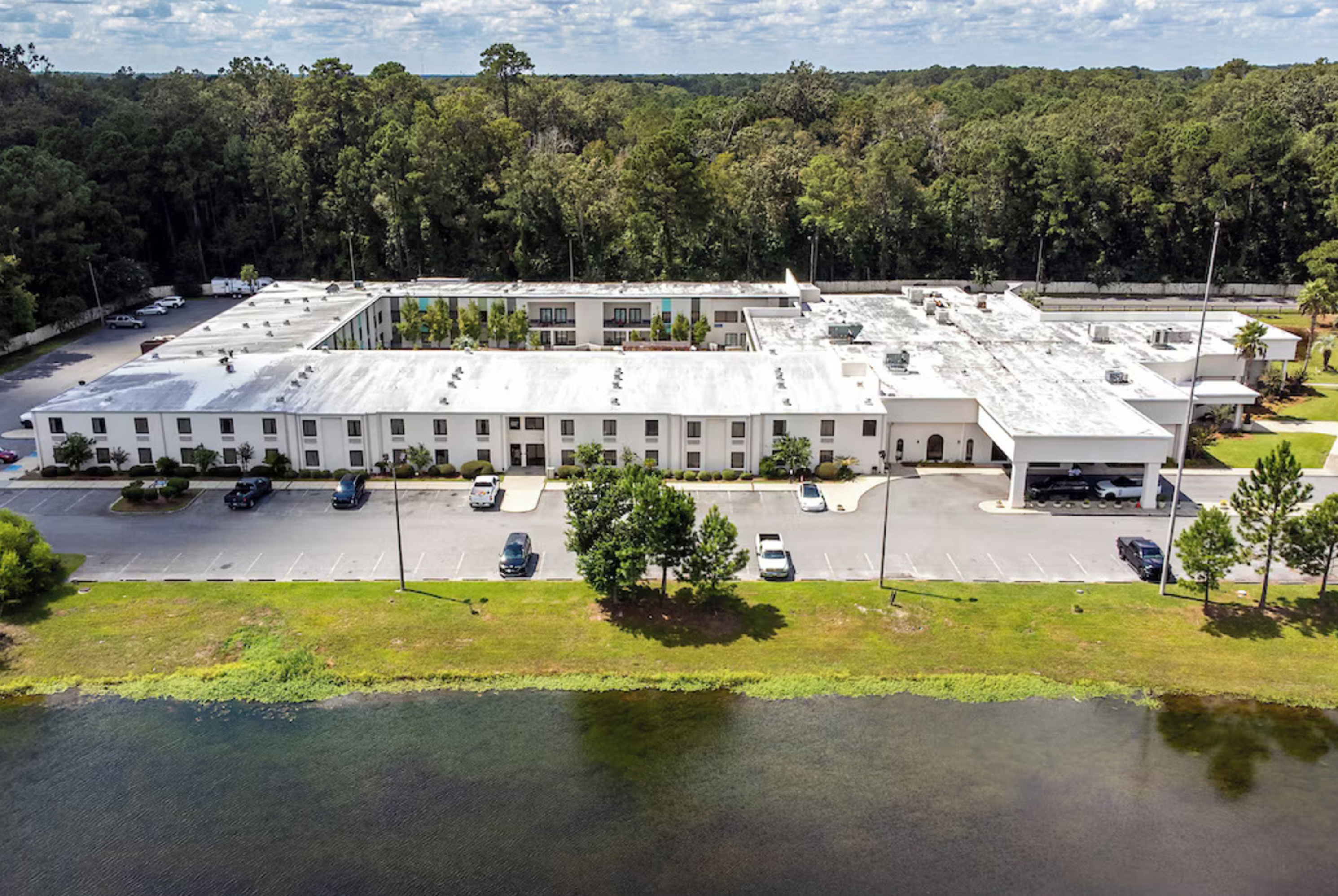 Exterior of Clarks Inn Savannah Airport hotel in Pooler, Georgia