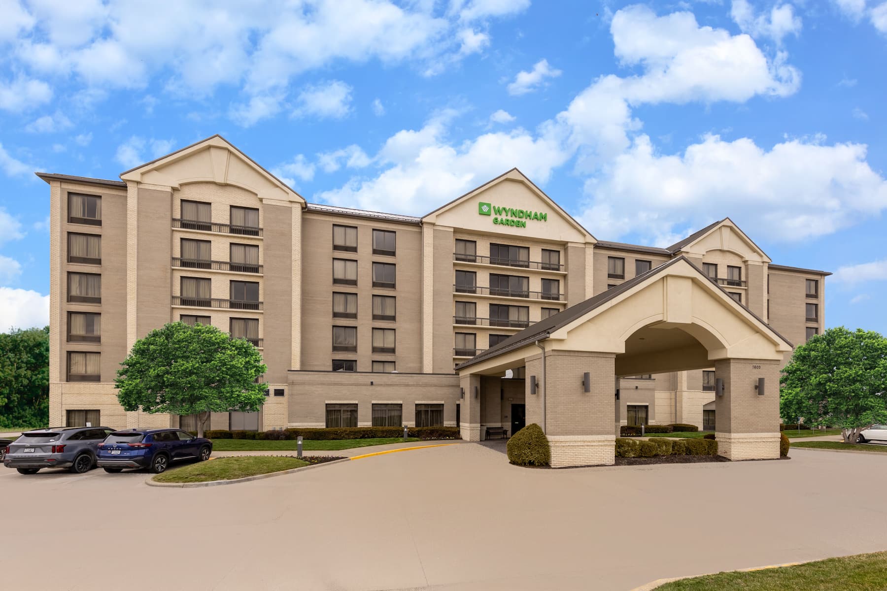 Exterior Day Image of Wyndham Garden Kansas City Airport hotel in Kansas City, Missouri