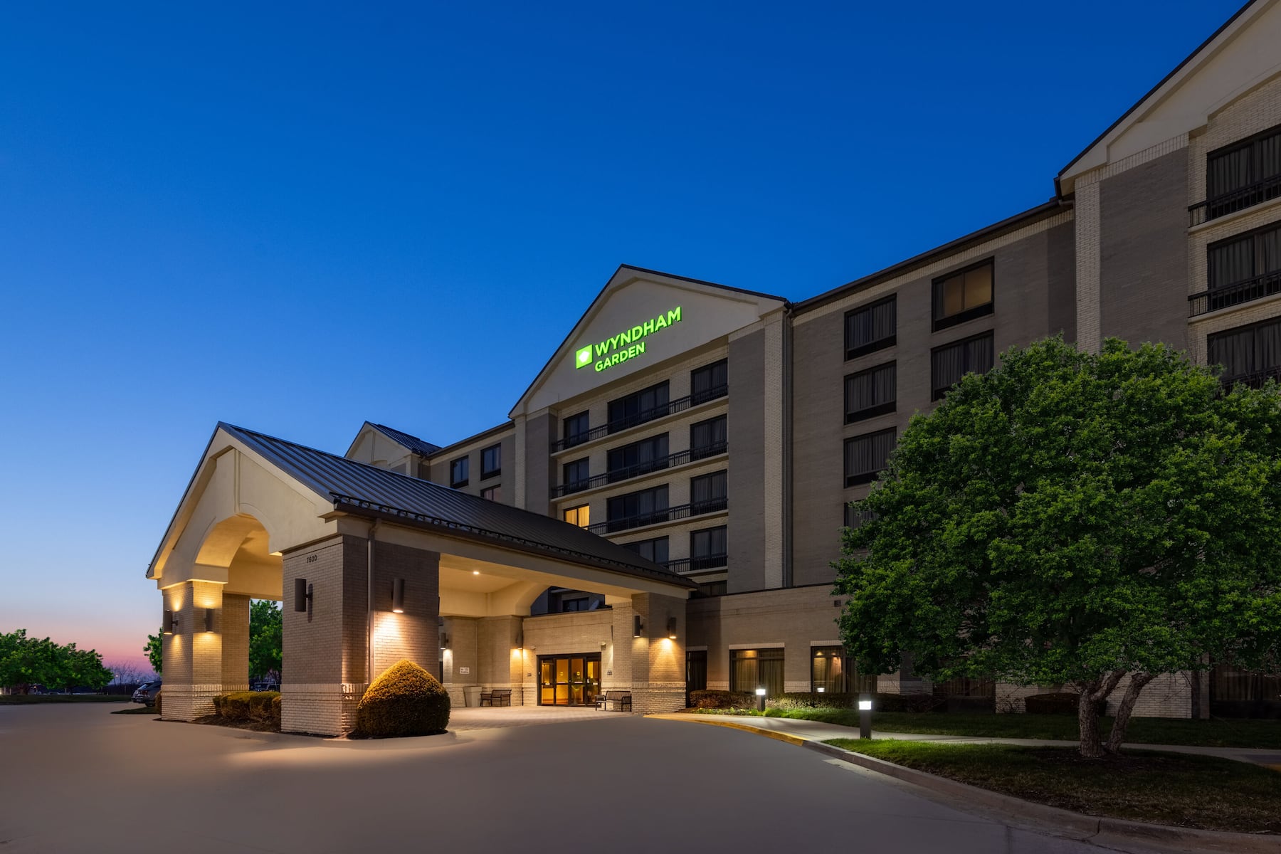 Exterior Night Image of Wyndham Garden Kansas City Airport hotel in Kansas City, Missouri