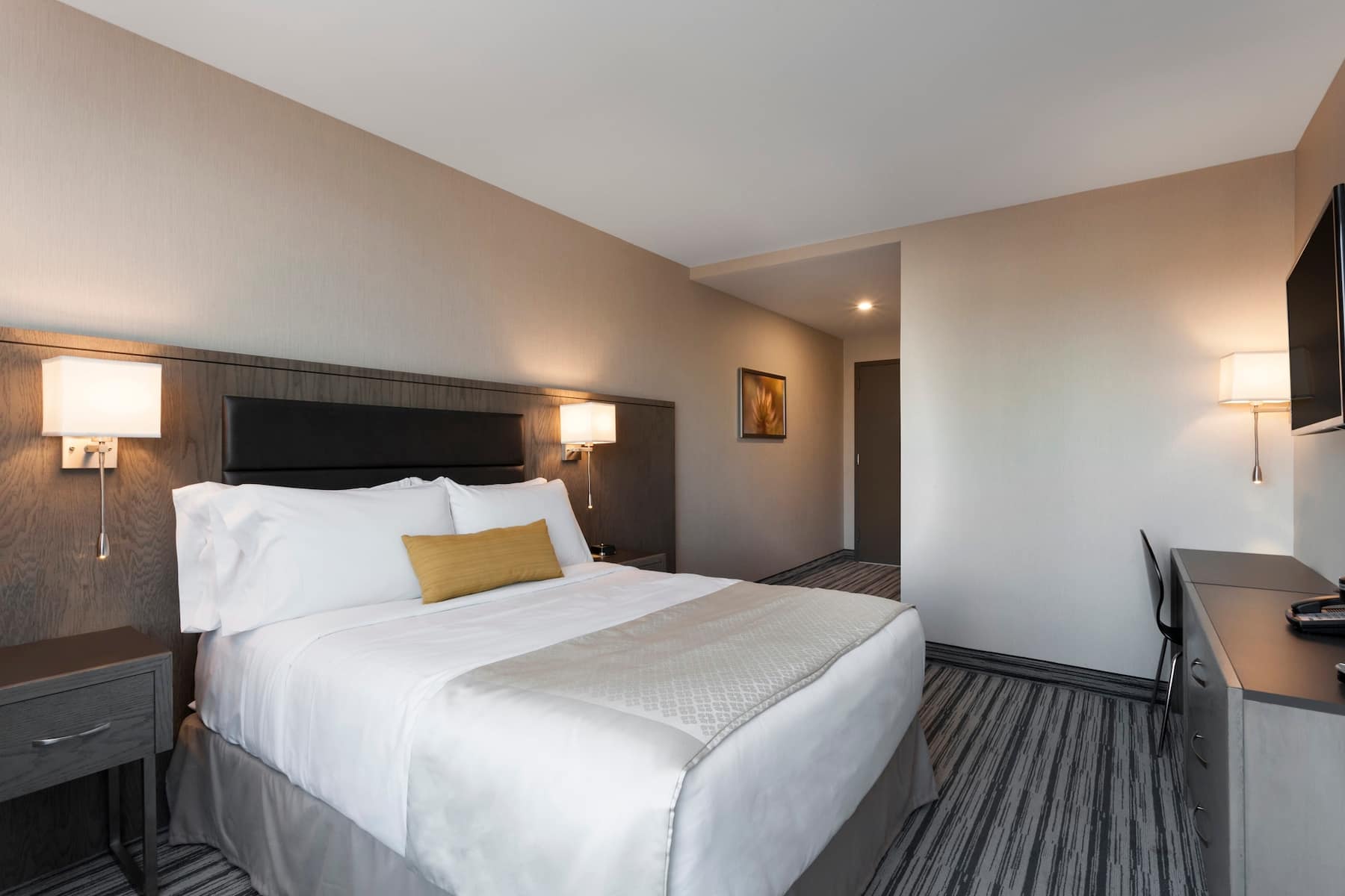 Guest room at the Wyndham Garden LaGuardia South in Rego Park, New York