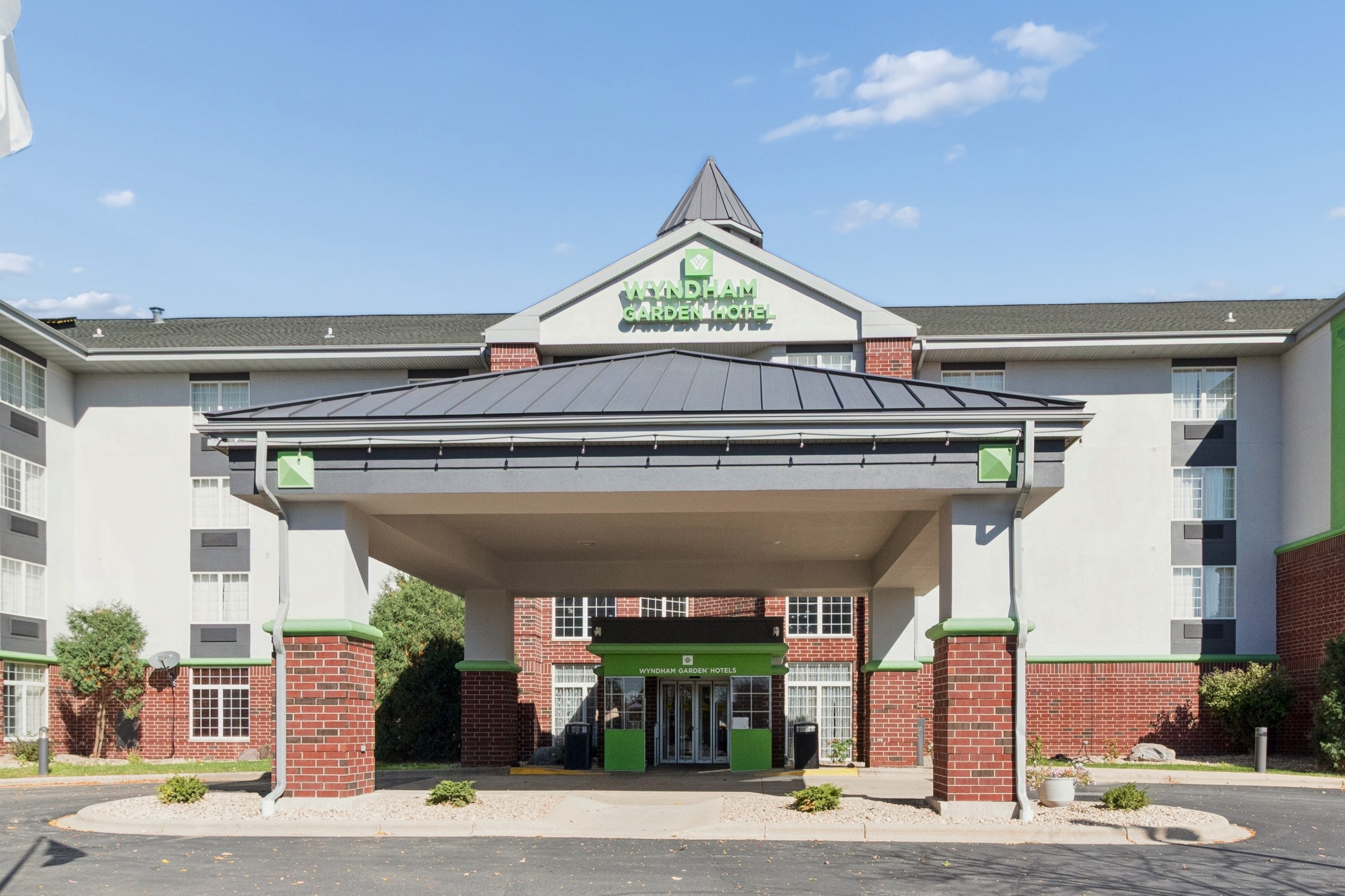 Exterior of Wyndham Garden Madison Fitchburg hotel in Fitchburg, Wisconsin