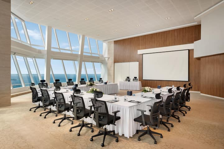 U-shape meeting room at Wyndham Grand Manama in Manama, Other than US/Canada