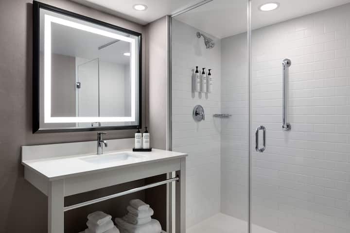 Guest room bath at the Wyndham Grand Fallsview Hotel in Niagara Falls, Ontario