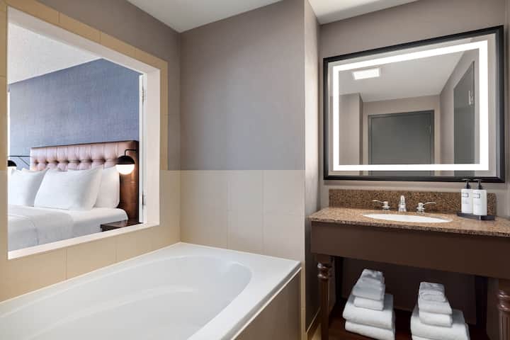 Guest room bath at the Wyndham Grand Fallsview Hotel in Niagara Falls, Ontario