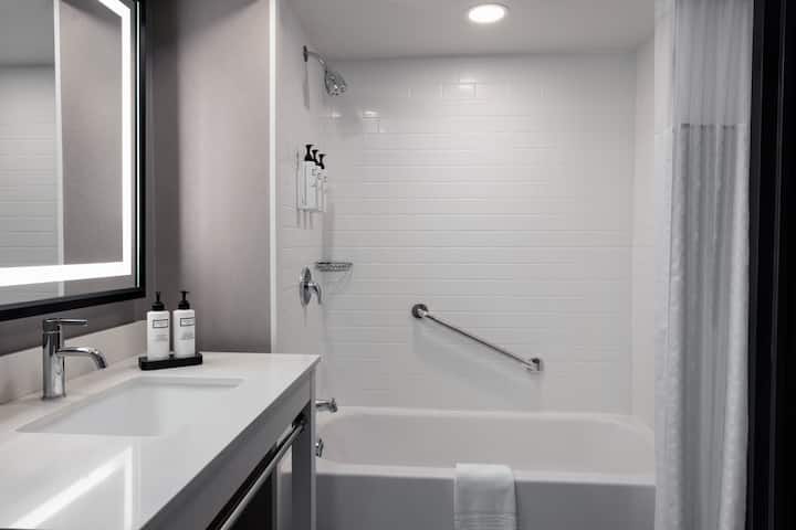 Guest room bath at the Wyndham Grand Fallsview Hotel in Niagara Falls, Ontario