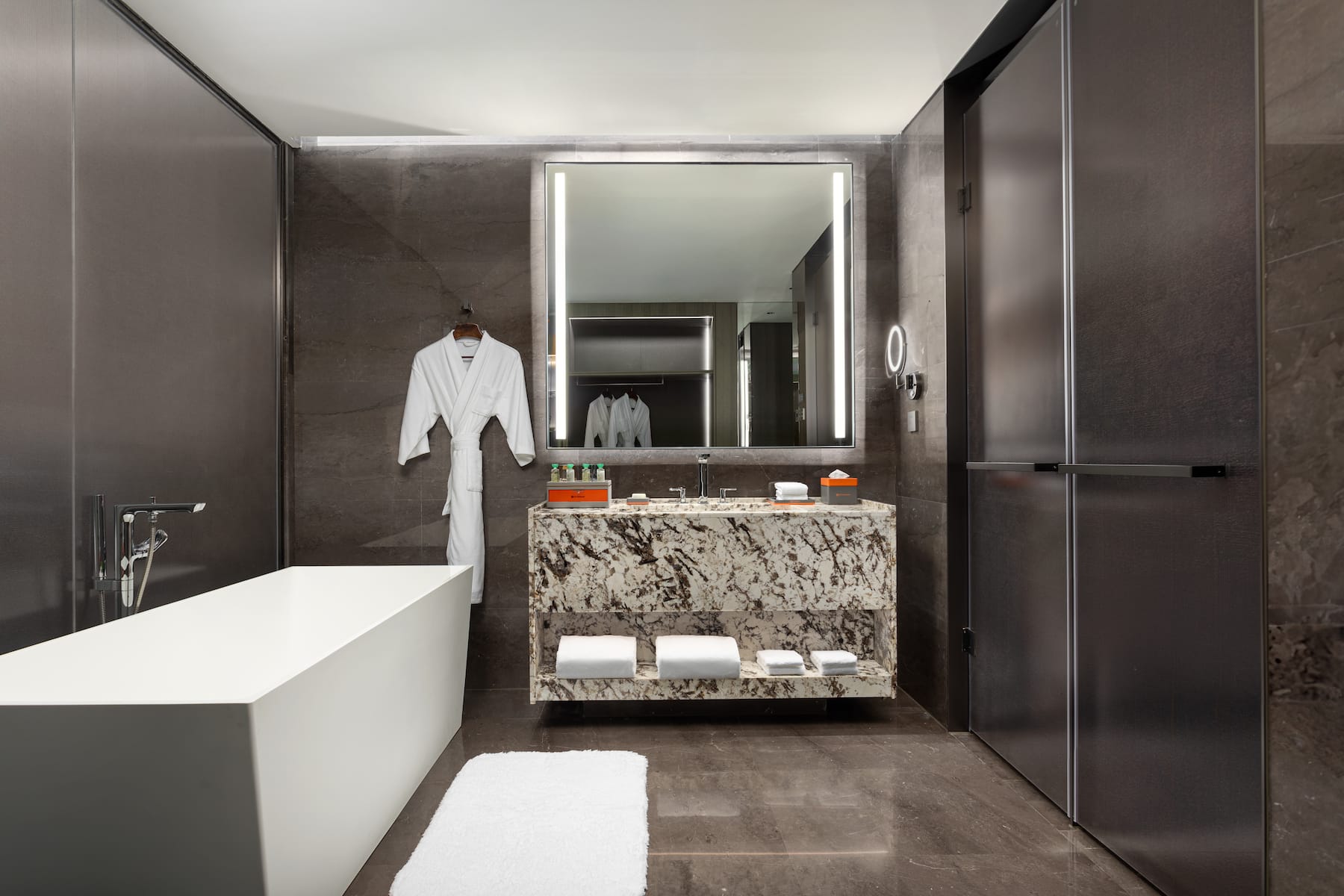 Guest room bath at the Wyndham Grand Chengdu East in Chengdu City, Other than US/Canada