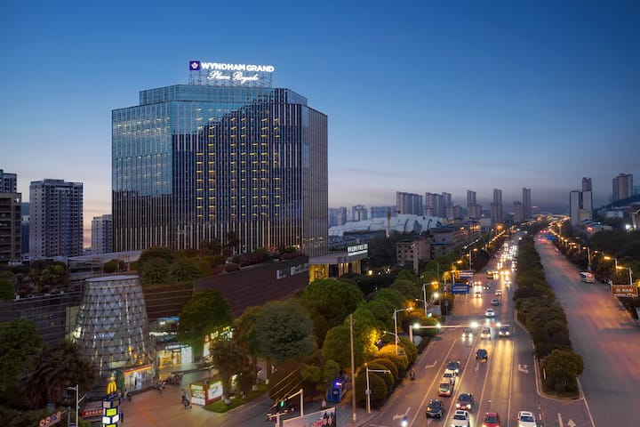 Exterior of Wyndham Grand Plaza Royale Chenzhou hotel in Chenzhou, Other than US/Canada