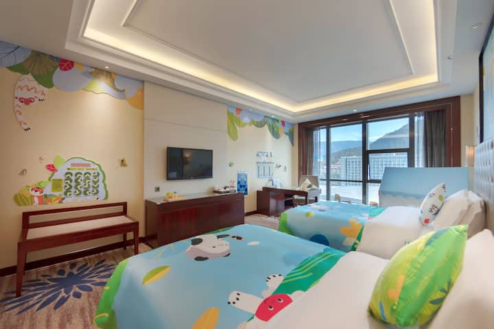 Guest room at the Wyndham Grand Plaza Royale Chenzhou in Chenzhou, Other than US/Canada